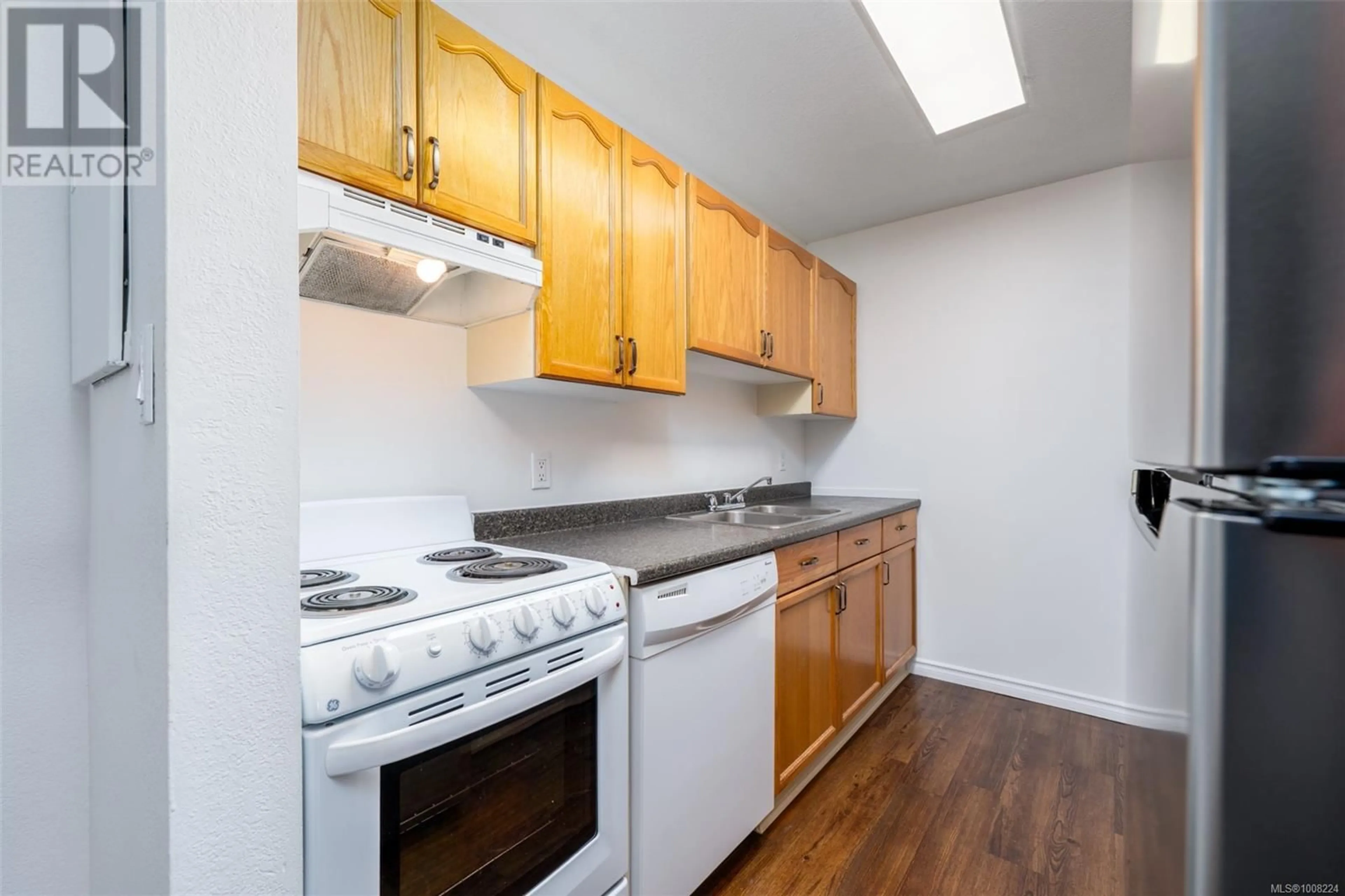 Standard kitchen, wood/laminate floor for 112 - 2524 LEWIS STREET, Duncan British Columbia V9L2Z1