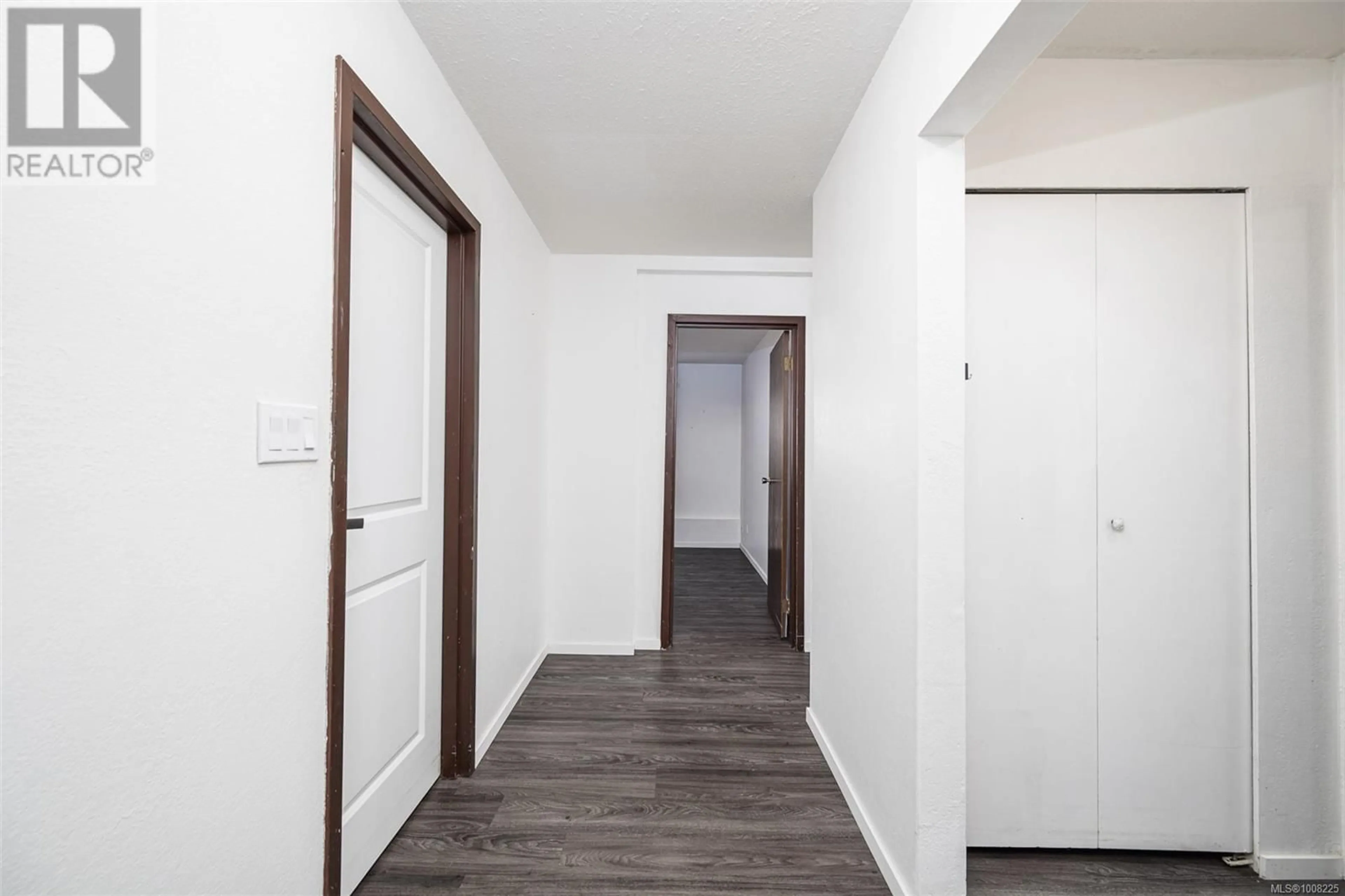 Indoor foyer for 106 - 611 MACMILLAN DRIVE, Sayward British Columbia V0P1R0