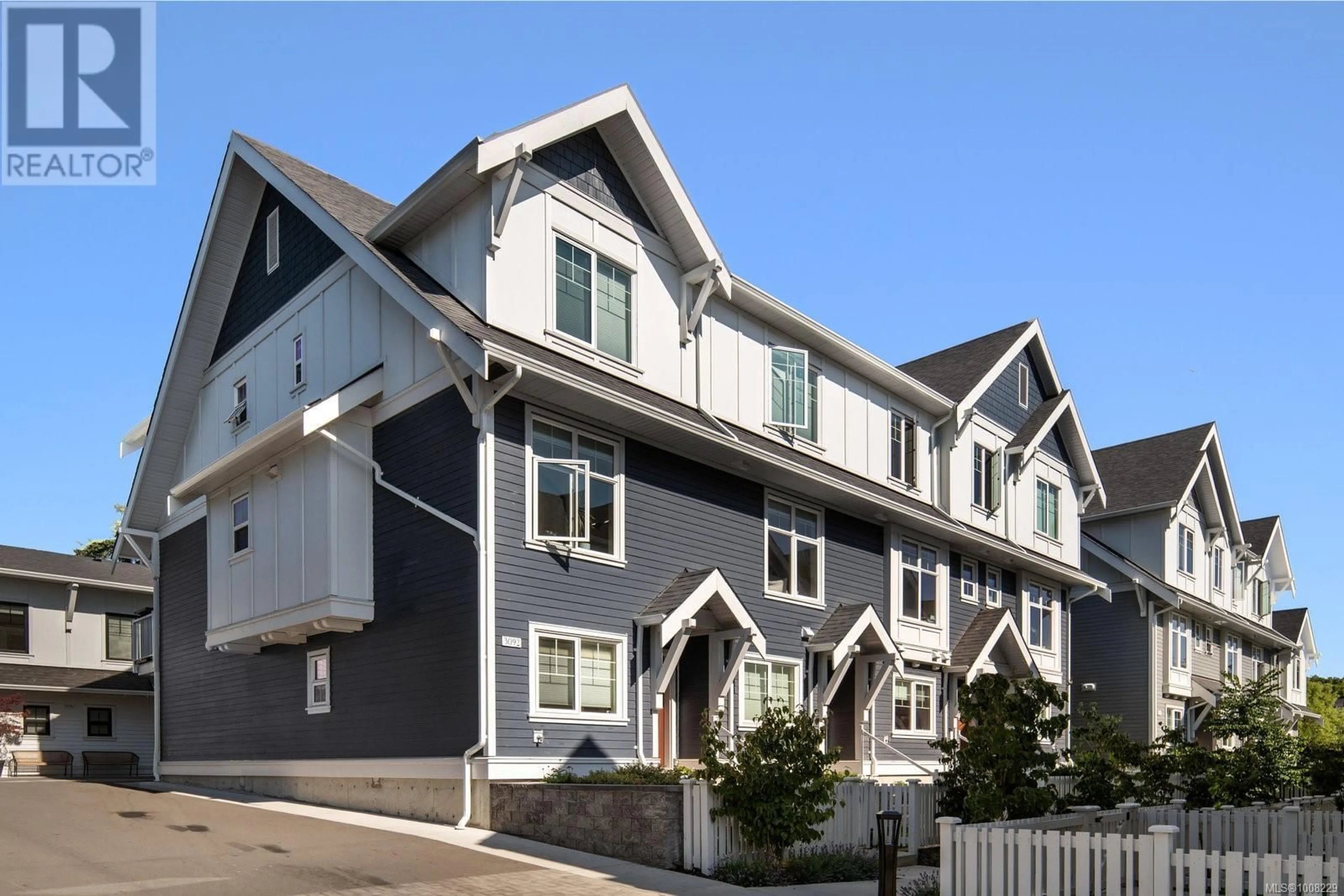 Home with vinyl exterior material, street for 3 - 3092 WASHINGTON AVENUE, Victoria British Columbia V9A0J5
