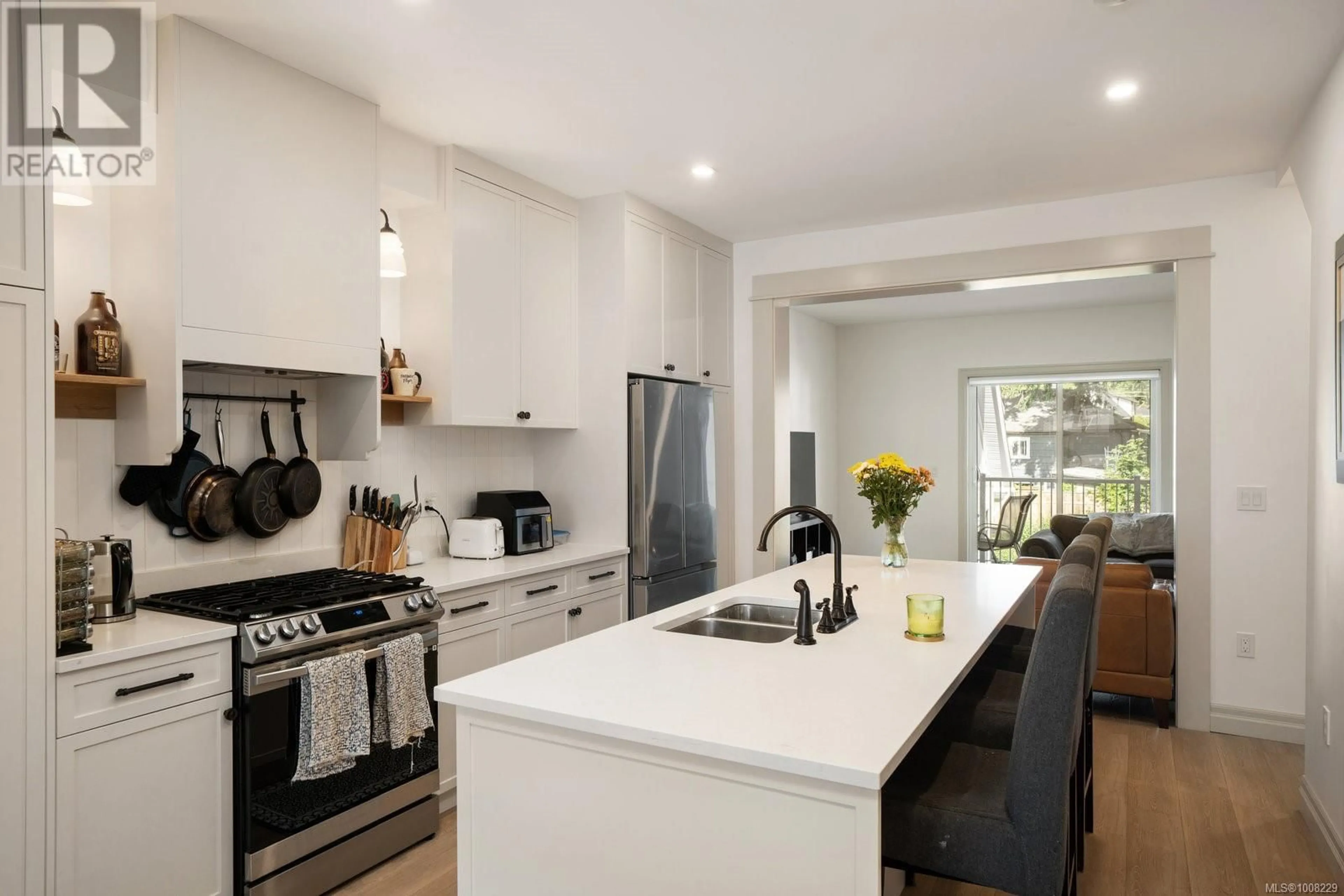 Contemporary kitchen, ceramic/tile floor for 3 - 3092 WASHINGTON AVENUE, Victoria British Columbia V9A0J5