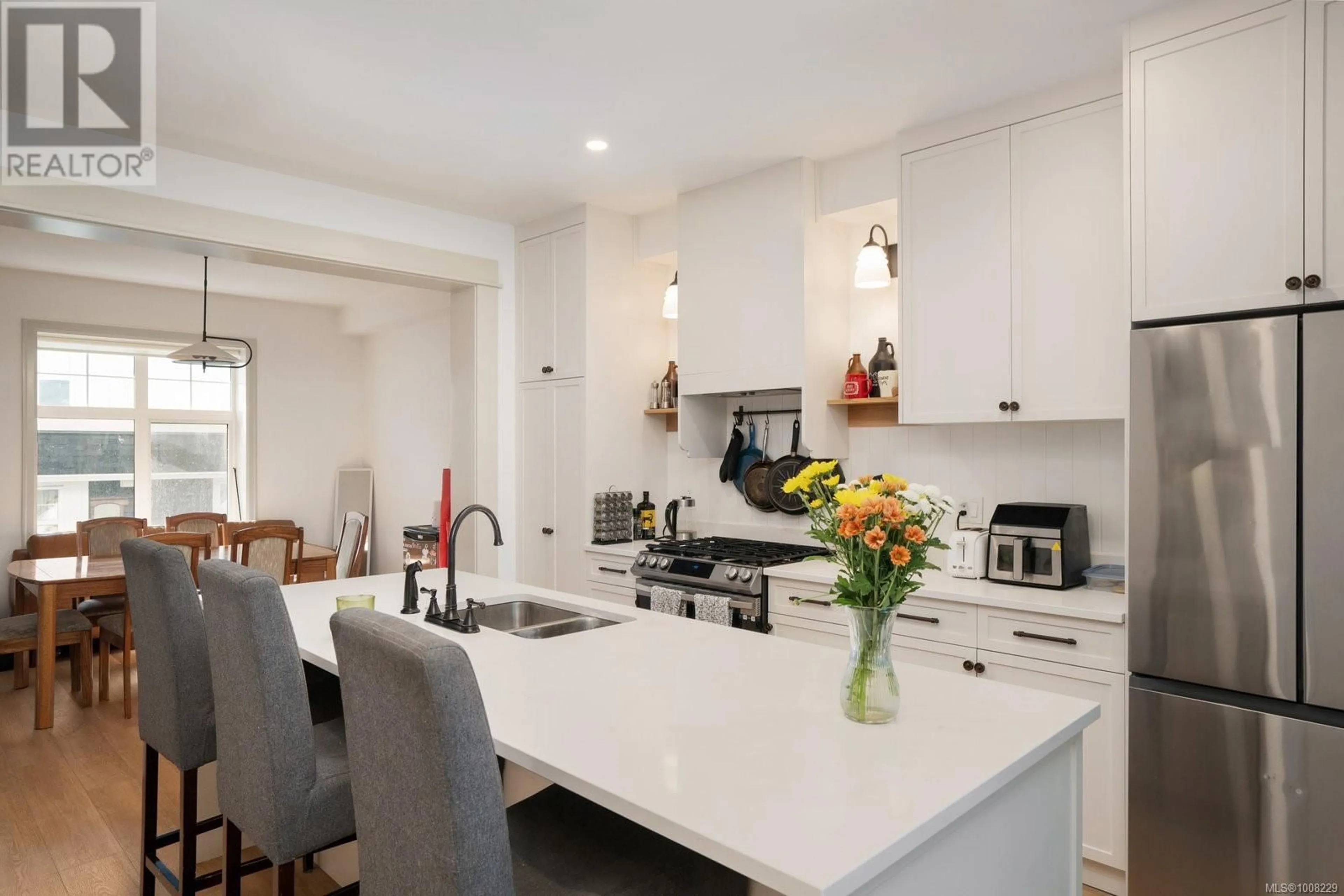 Open concept kitchen, ceramic/tile floor for 3 - 3092 WASHINGTON AVENUE, Victoria British Columbia V9A0J5