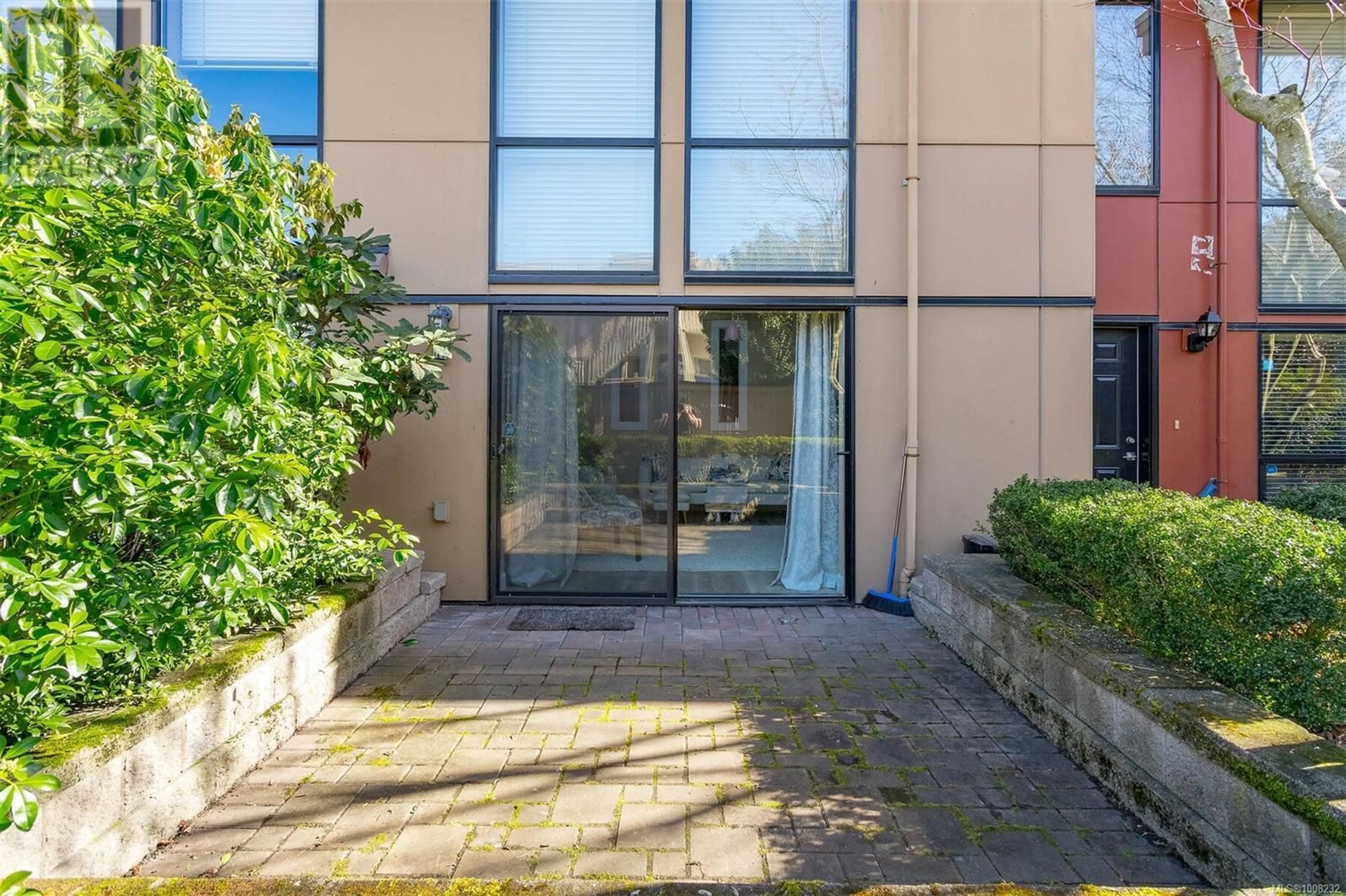 Indoor foyer for 112 - 880 SHORT STREET, Saanich British Columbia V8X2V5