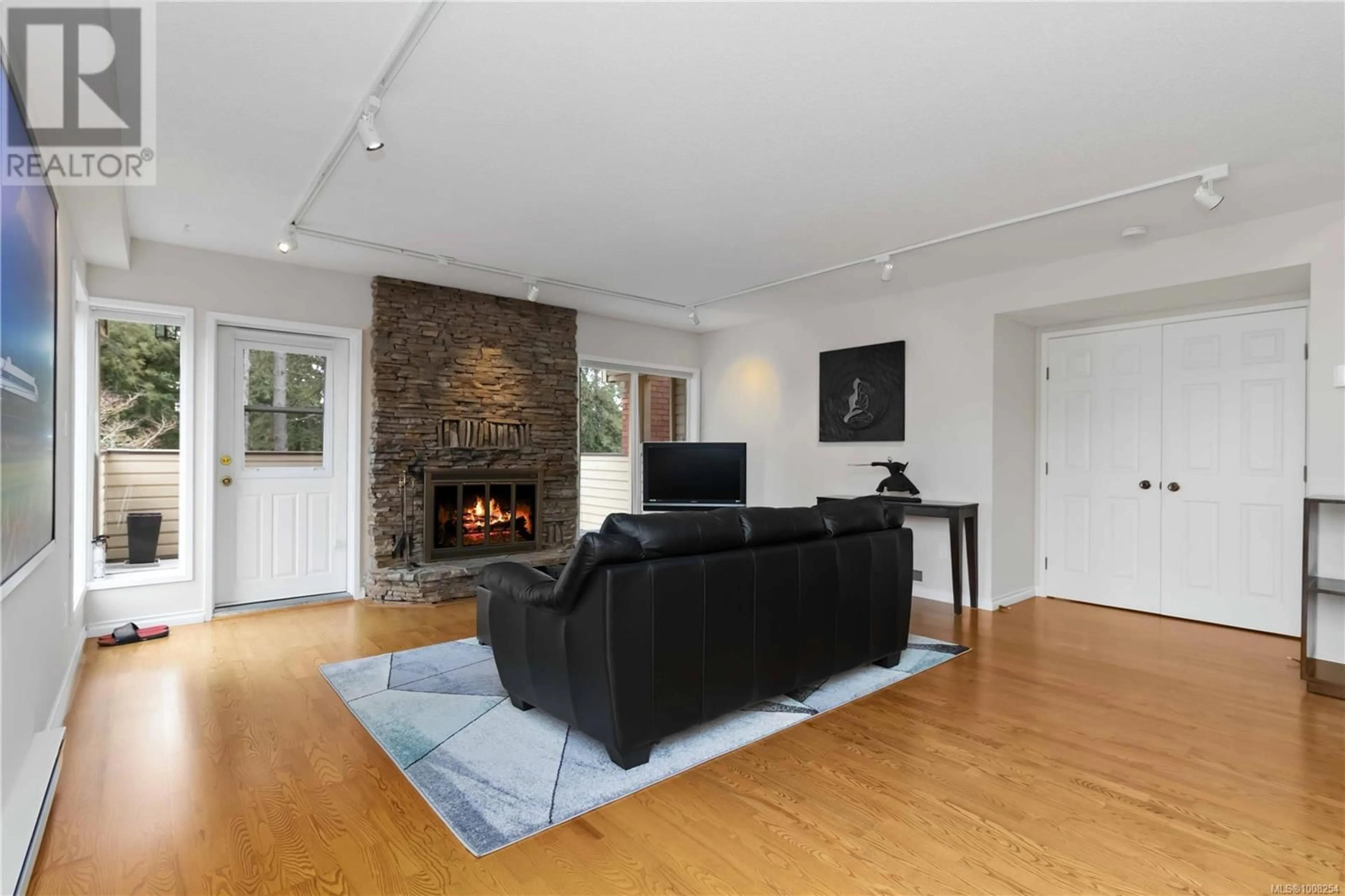 Living room with furniture, unknown for 103 - 2345 CEDAR HILL CROSS ROAD, Oak Bay British Columbia V8P5M8