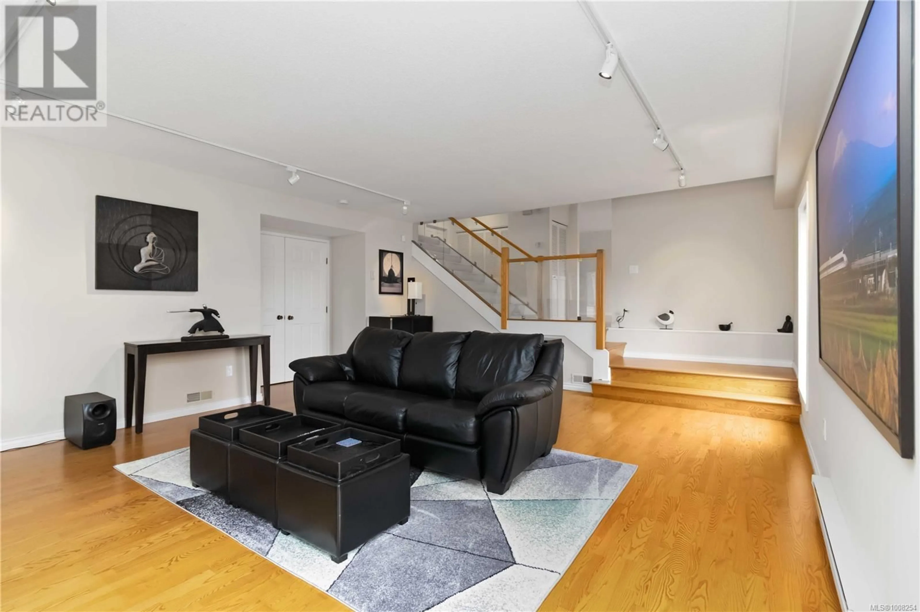 Living room with furniture, unknown for 103 - 2345 CEDAR HILL CROSS ROAD, Oak Bay British Columbia V8P5M8