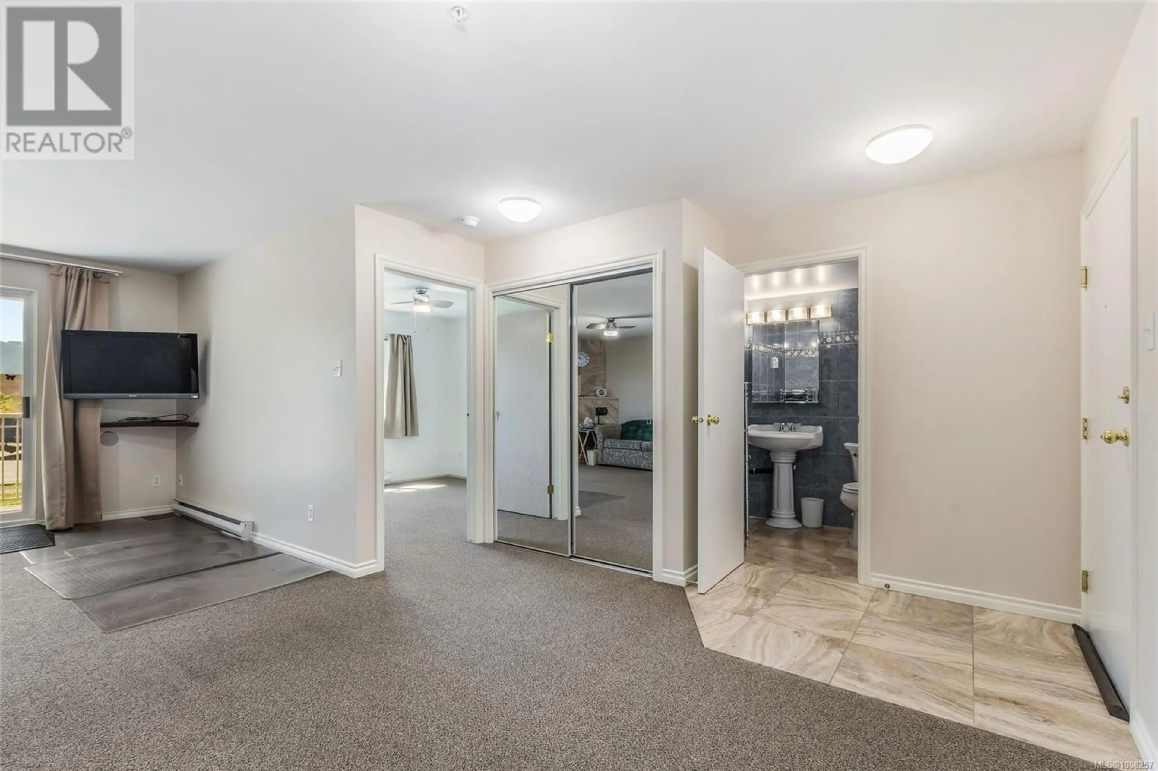 Indoor foyer for 111 - 4971 SONGBIRD PLACE, Nanaimo British Columbia V9T6L1