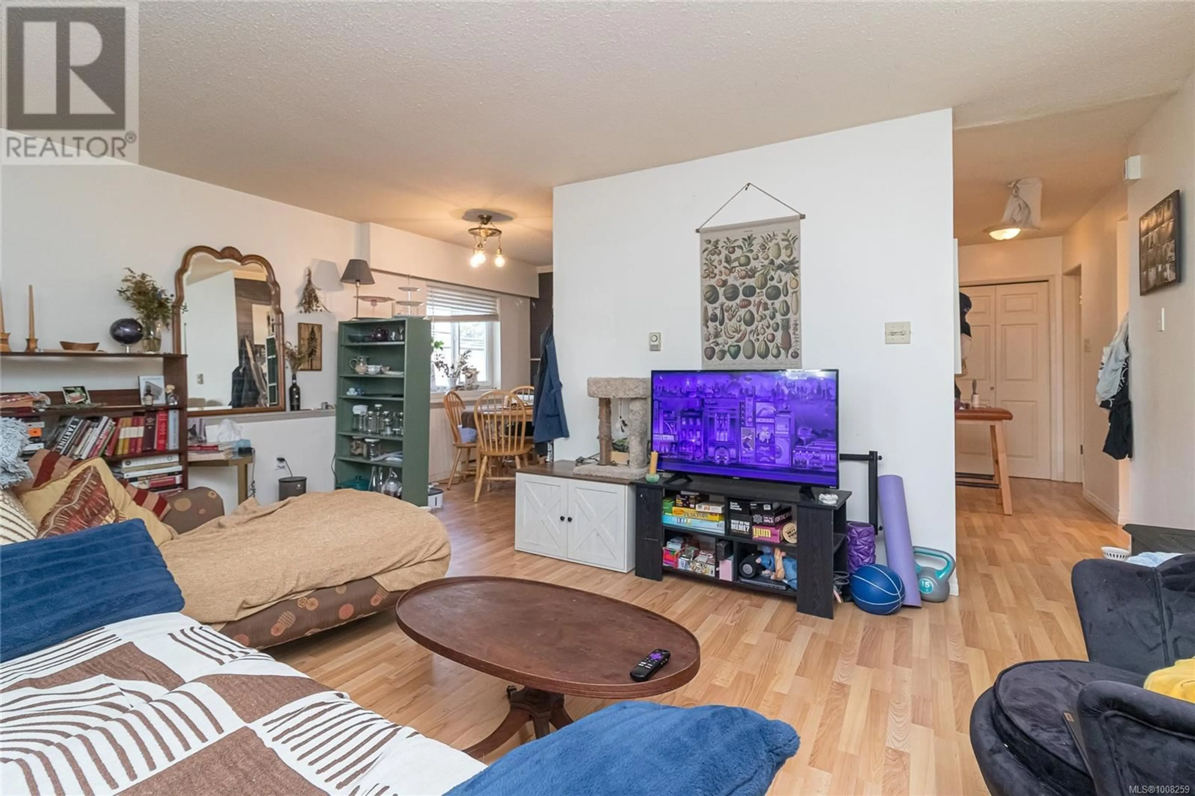 Living room with furniture, wood/laminate floor for 103 - 1122 HILDA STREET, Victoria British Columbia V8V2Z4