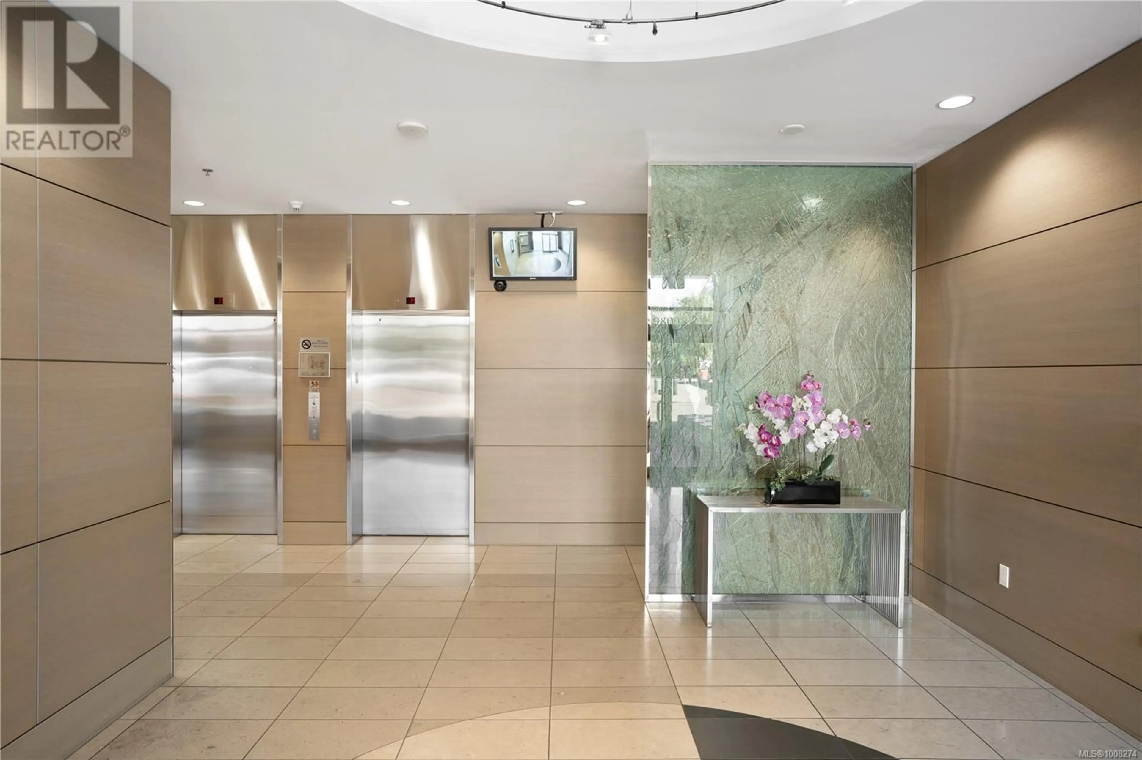 Indoor foyer for 201 - 9809 SEAPORT PLACE, Sidney British Columbia V8L4X3