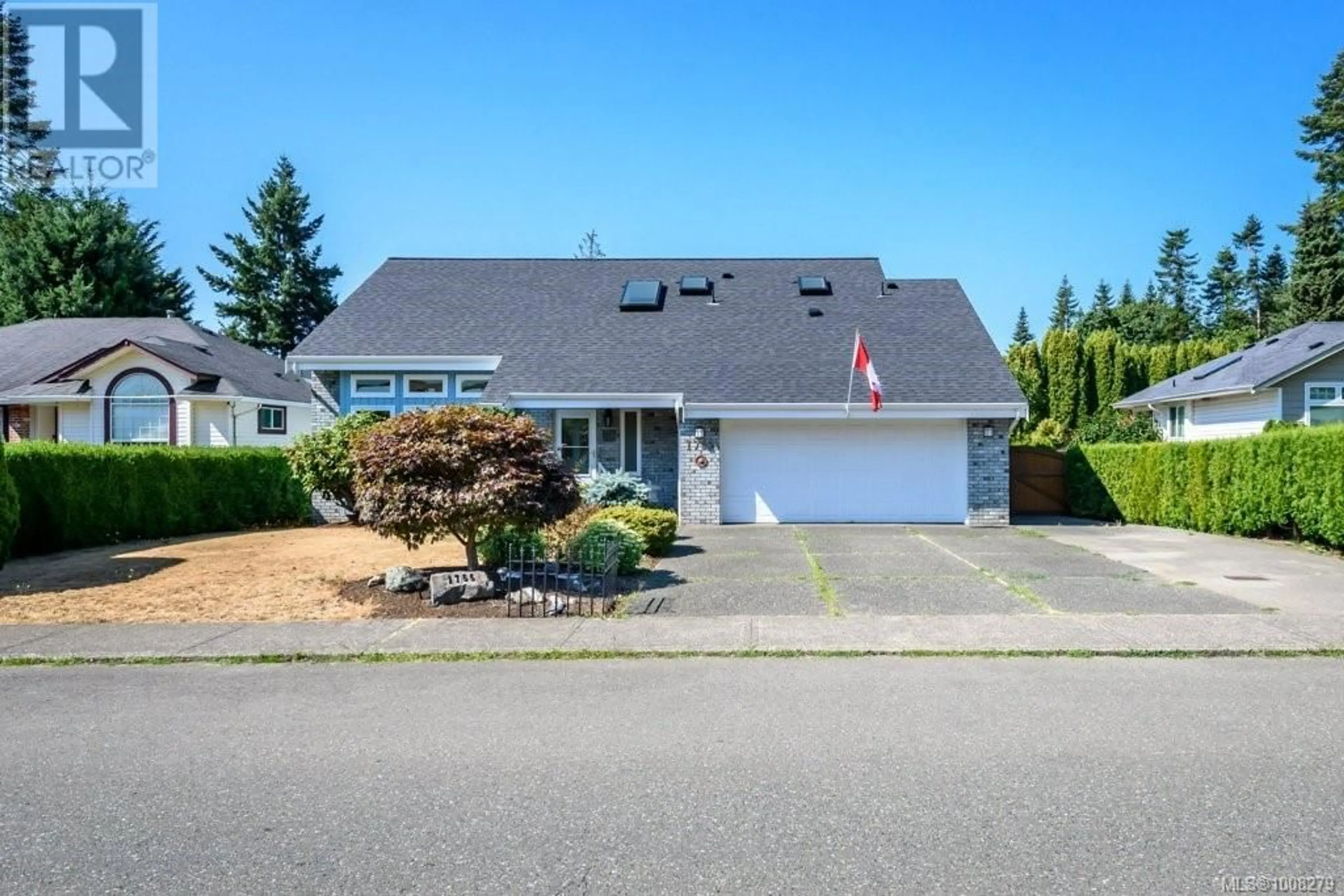 Home with vinyl exterior material, street for 1755 THORPE AVENUE, Courtenay British Columbia V9M8M3