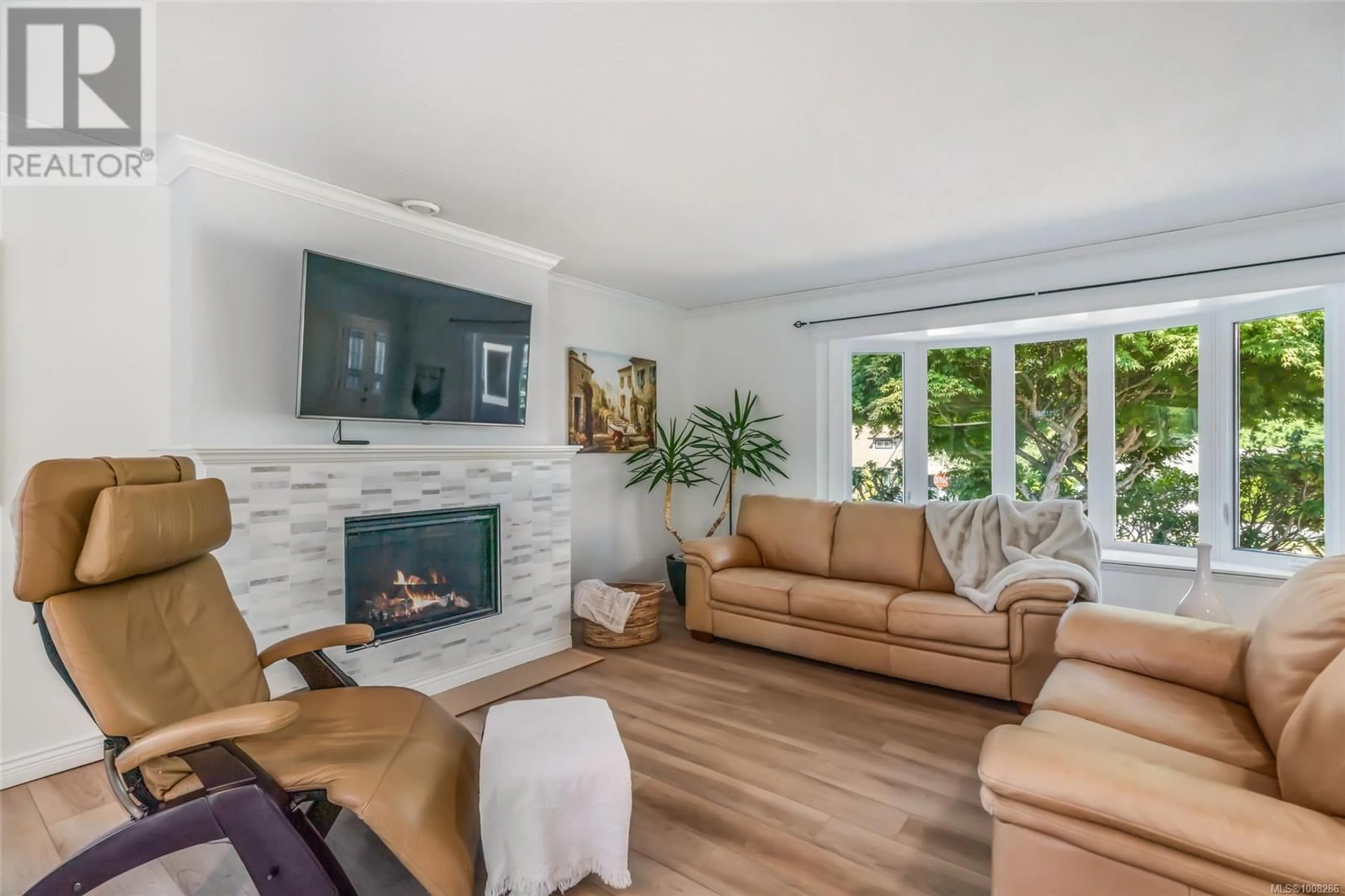 Living room with furniture, unknown for 560 EAGLECREST DRIVE, Qualicum Beach British Columbia V9K1E3