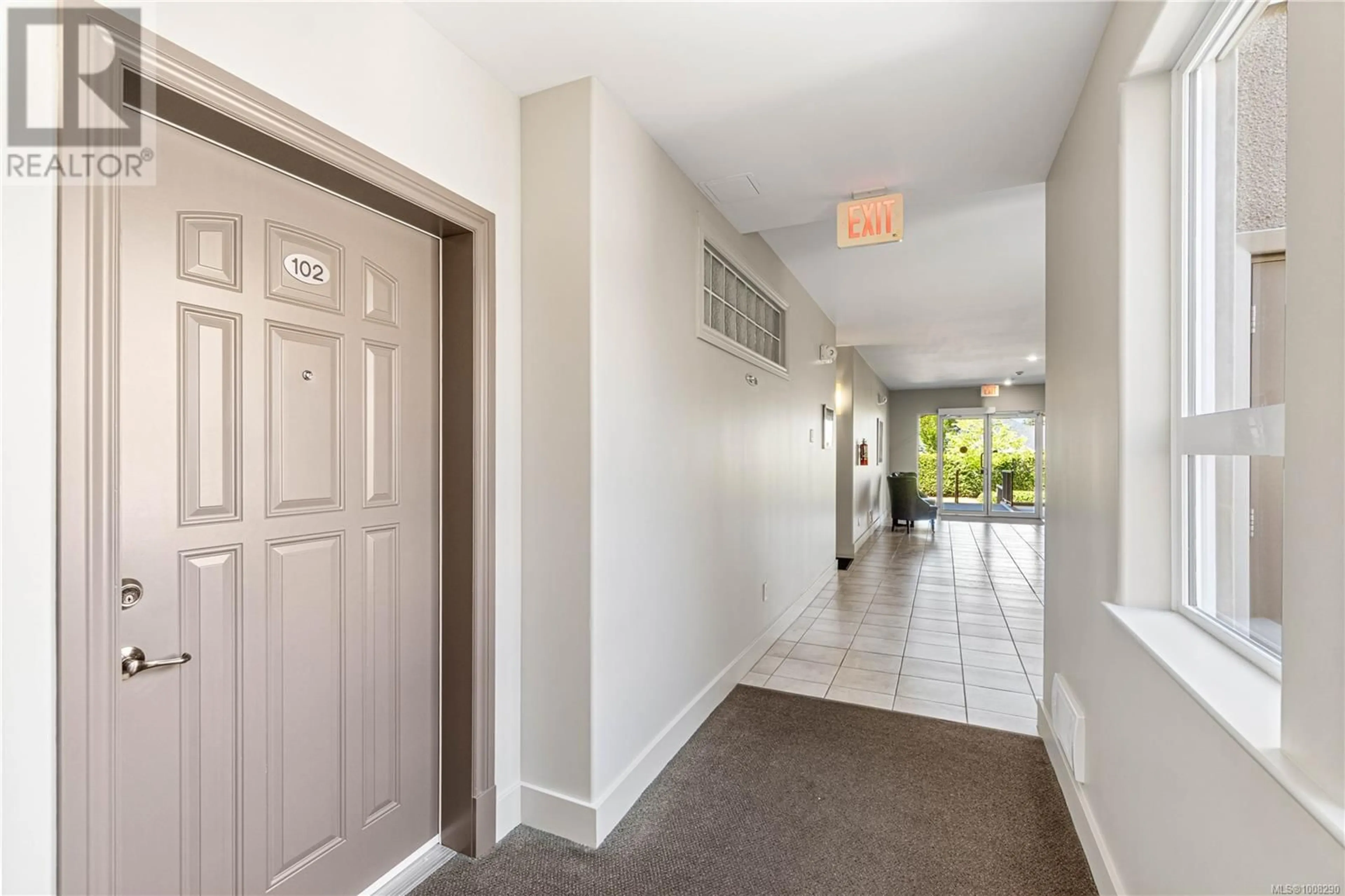 Indoor foyer for 102 - 399 WEMBLEY ROAD, Parksville British Columbia V9P0A6