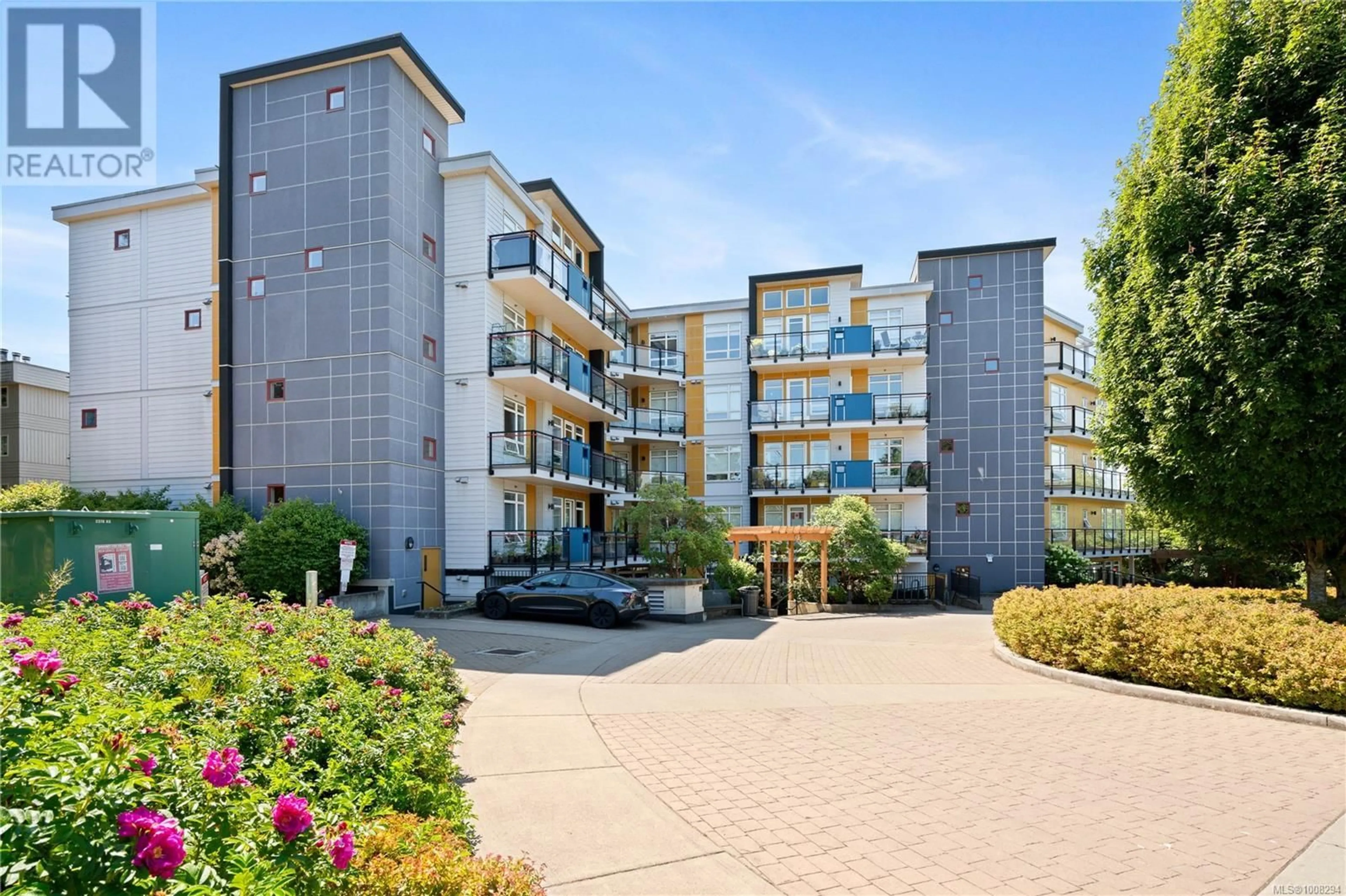 Patio, building for 106 - 935 CLOVERDALE AVENUE, Saanich British Columbia V8X2T4