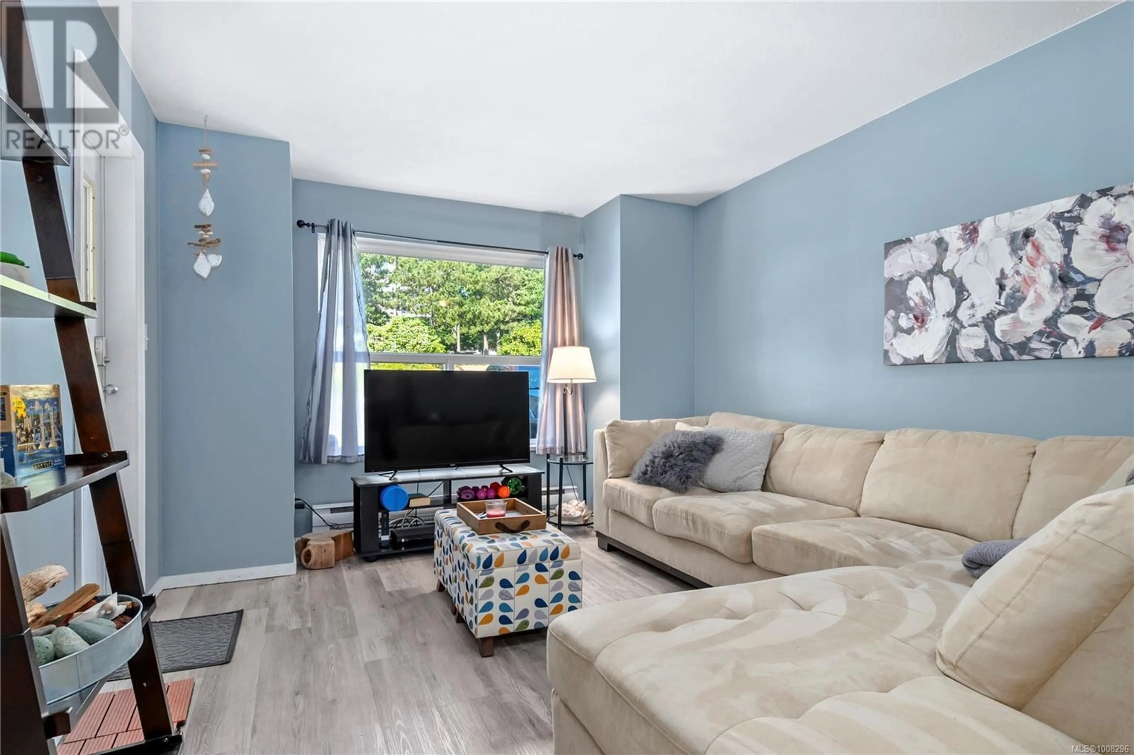 Living room with furniture, wood/laminate floor for 104 - 262 BIRCH STREET, Campbell River British Columbia V9W2S3