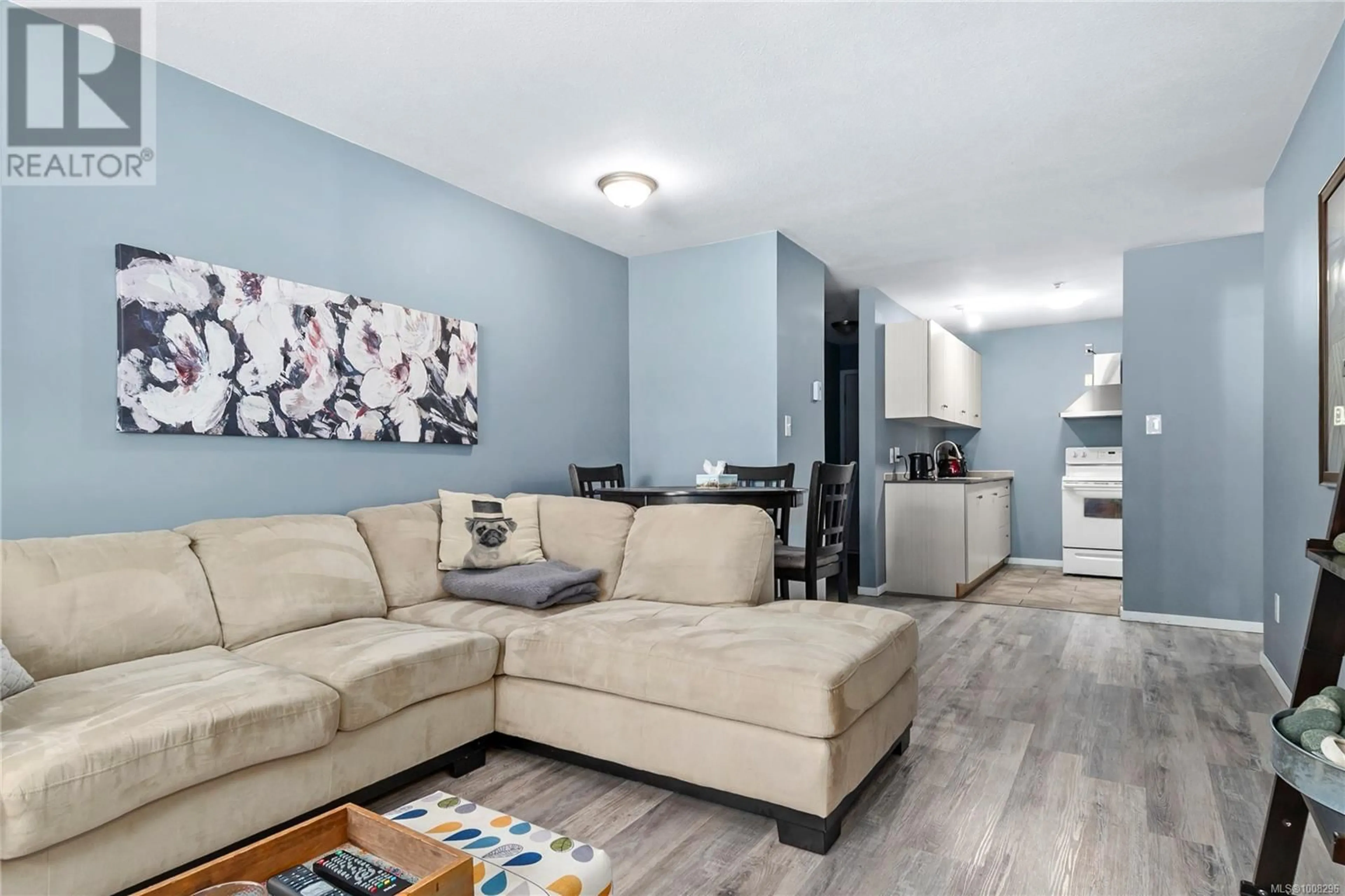 Living room with furniture, wood/laminate floor for 104 - 262 BIRCH STREET, Campbell River British Columbia V9W2S3