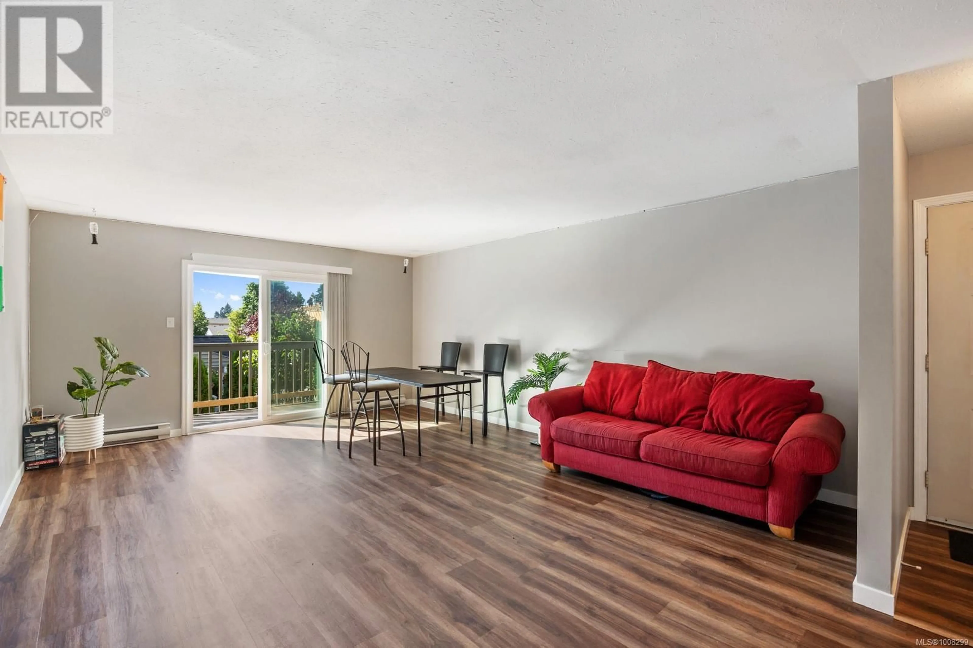Living room with furniture, wood/laminate floor for 223 - 1540 PIERCY AVENUE, Courtenay British Columbia V9N3E9