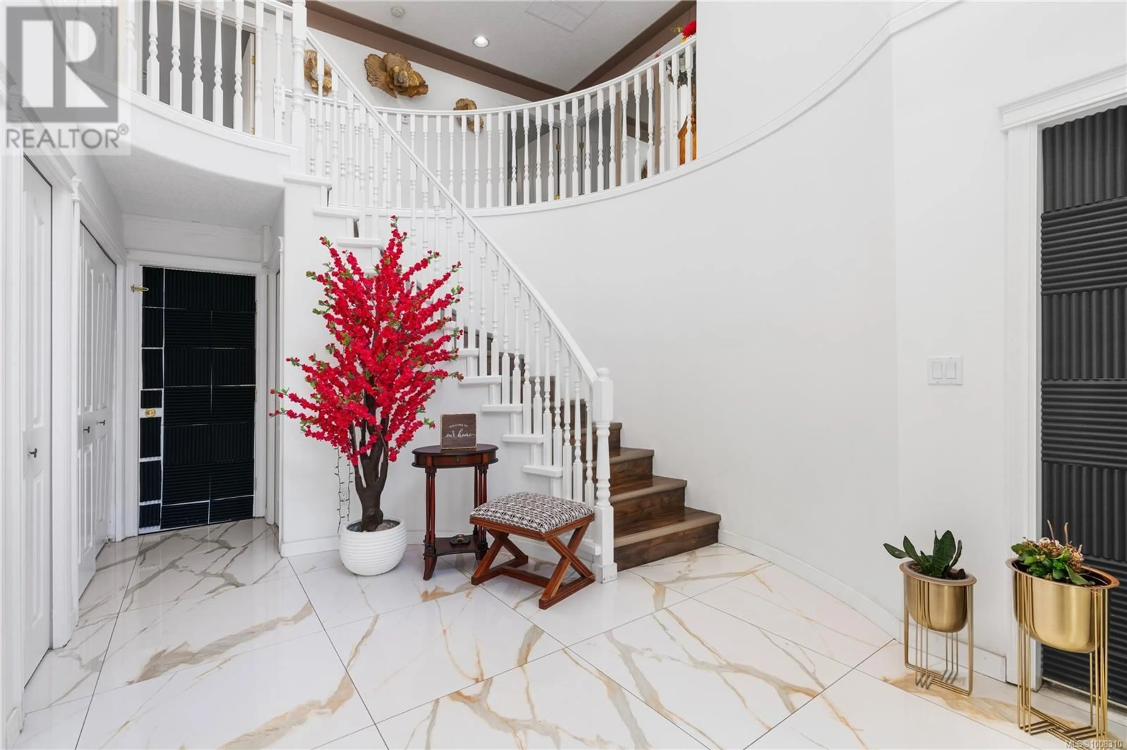 Indoor foyer for 4202 QUADRA STREET, Saanich British Columbia V8X1L4