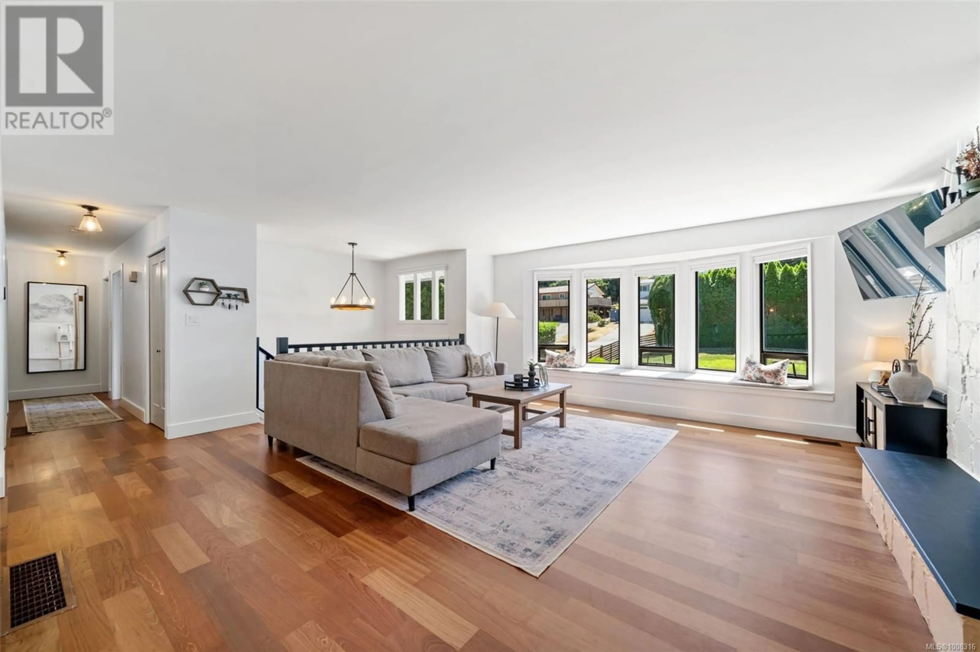 Living room with furniture, wood/laminate floor for 846 CECIL BLOGG DRIVE, Colwood British Columbia V9C3H7