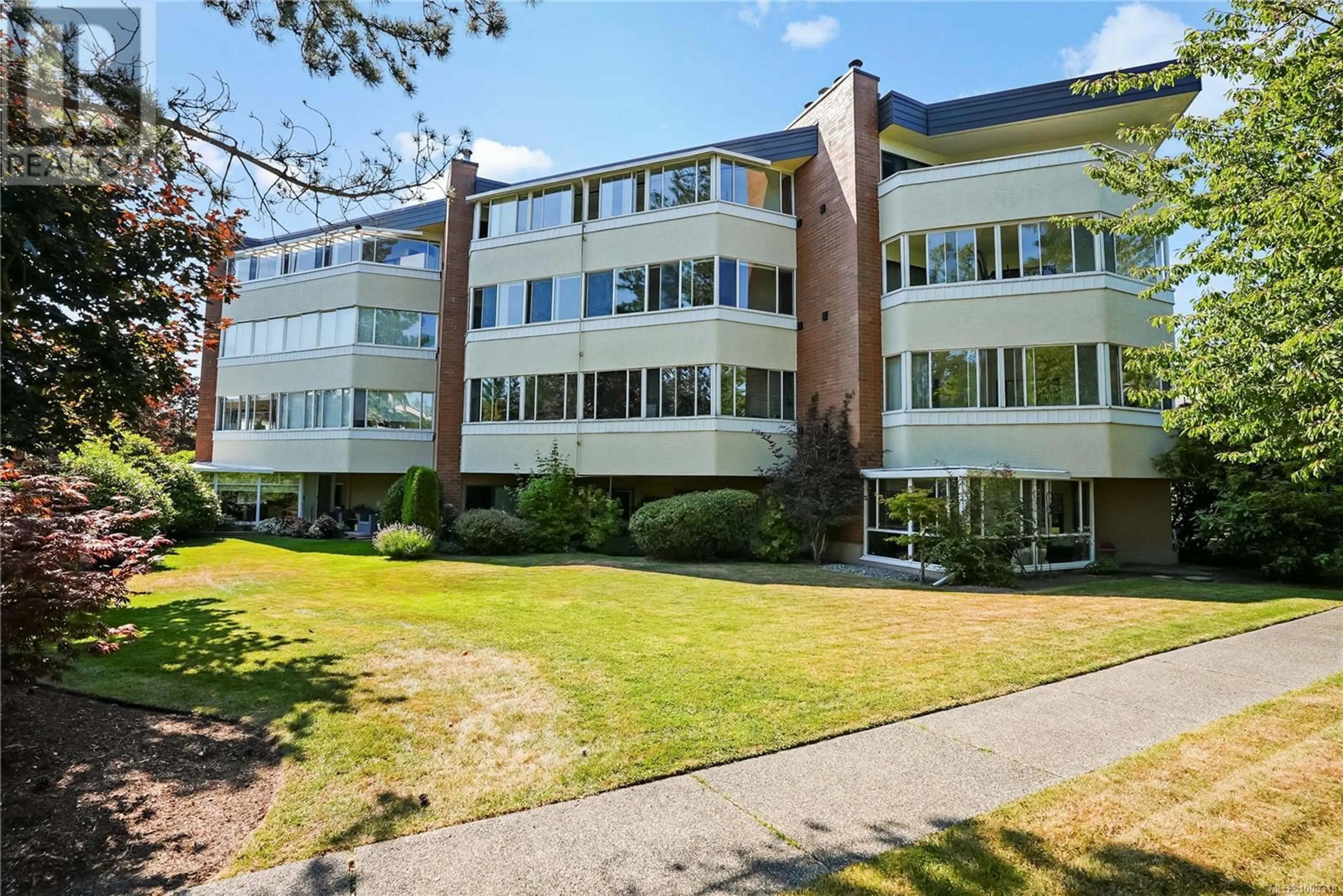 A pic from outside/outdoor area/front of a property/back of a property/a pic from drone, building for 403 - 9900 FIFTH STREET, Sidney British Columbia V8L2X3