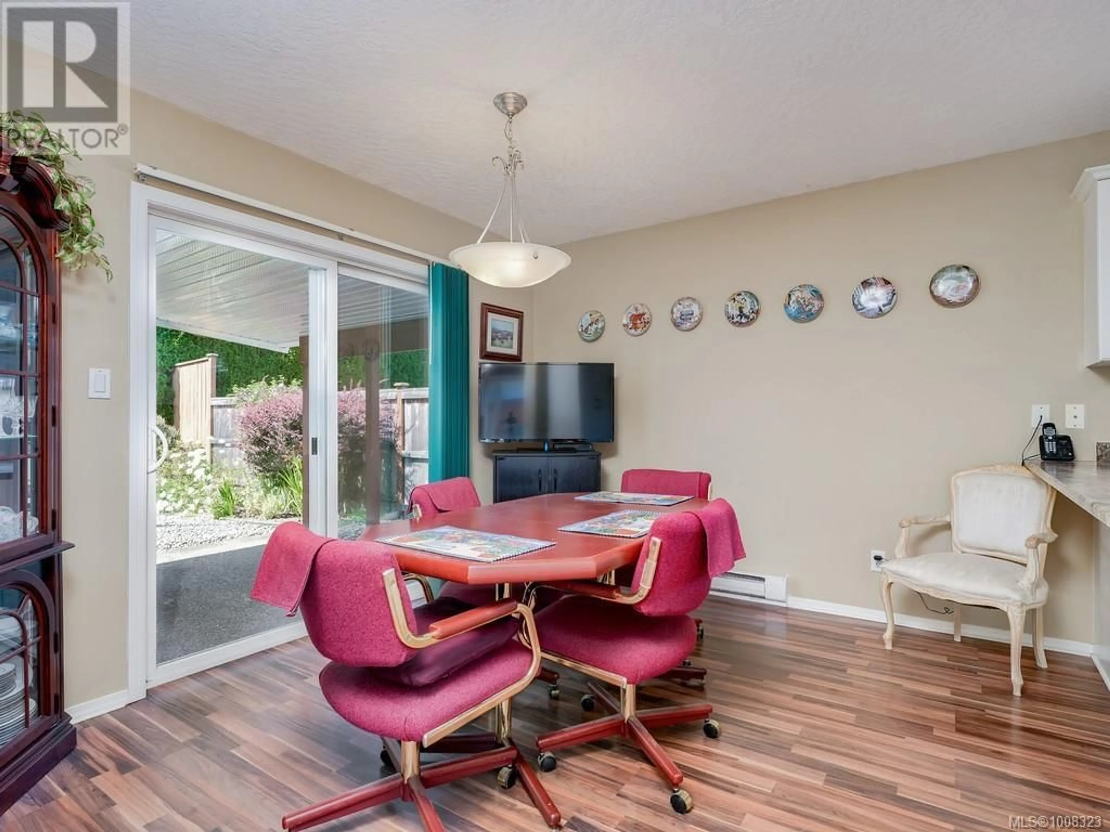 Dining room, wood/laminate floor for 49 - 7570 TETAYUT ROAD, Central Saanich British Columbia V8M2H4