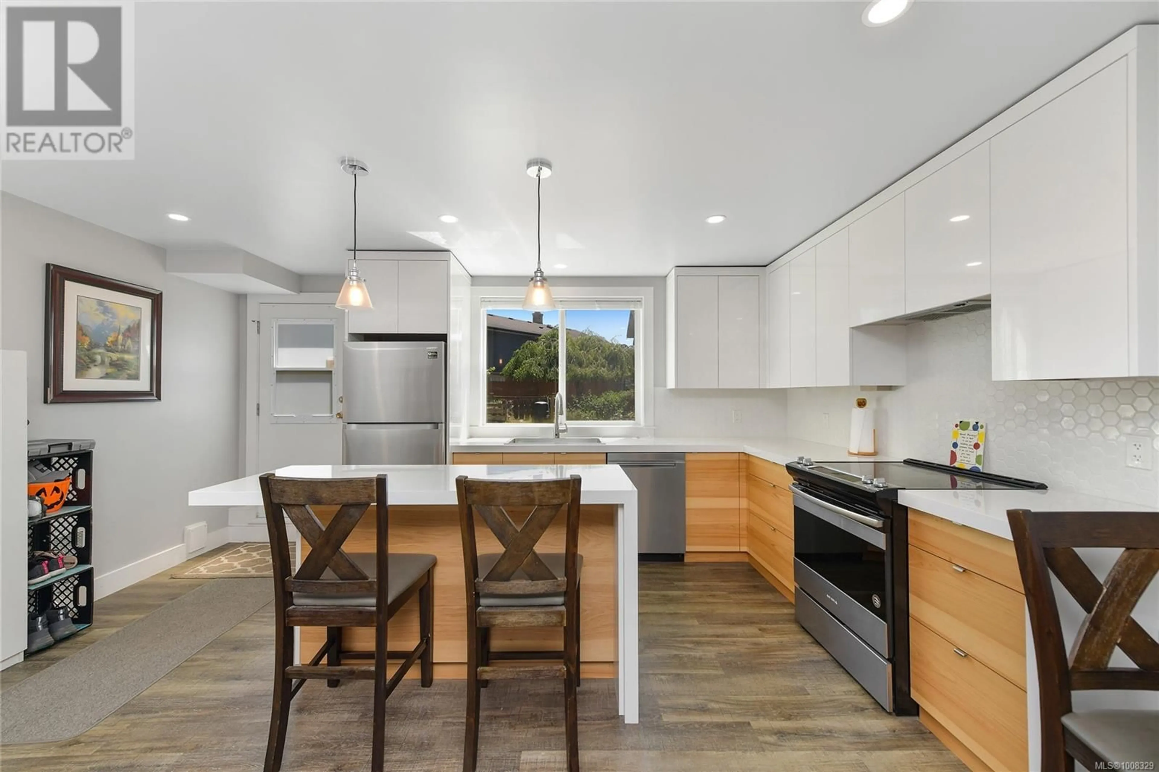 Open concept kitchen, unknown for 1525 SAN JUAN AVENUE, Saanich British Columbia V8N2L4