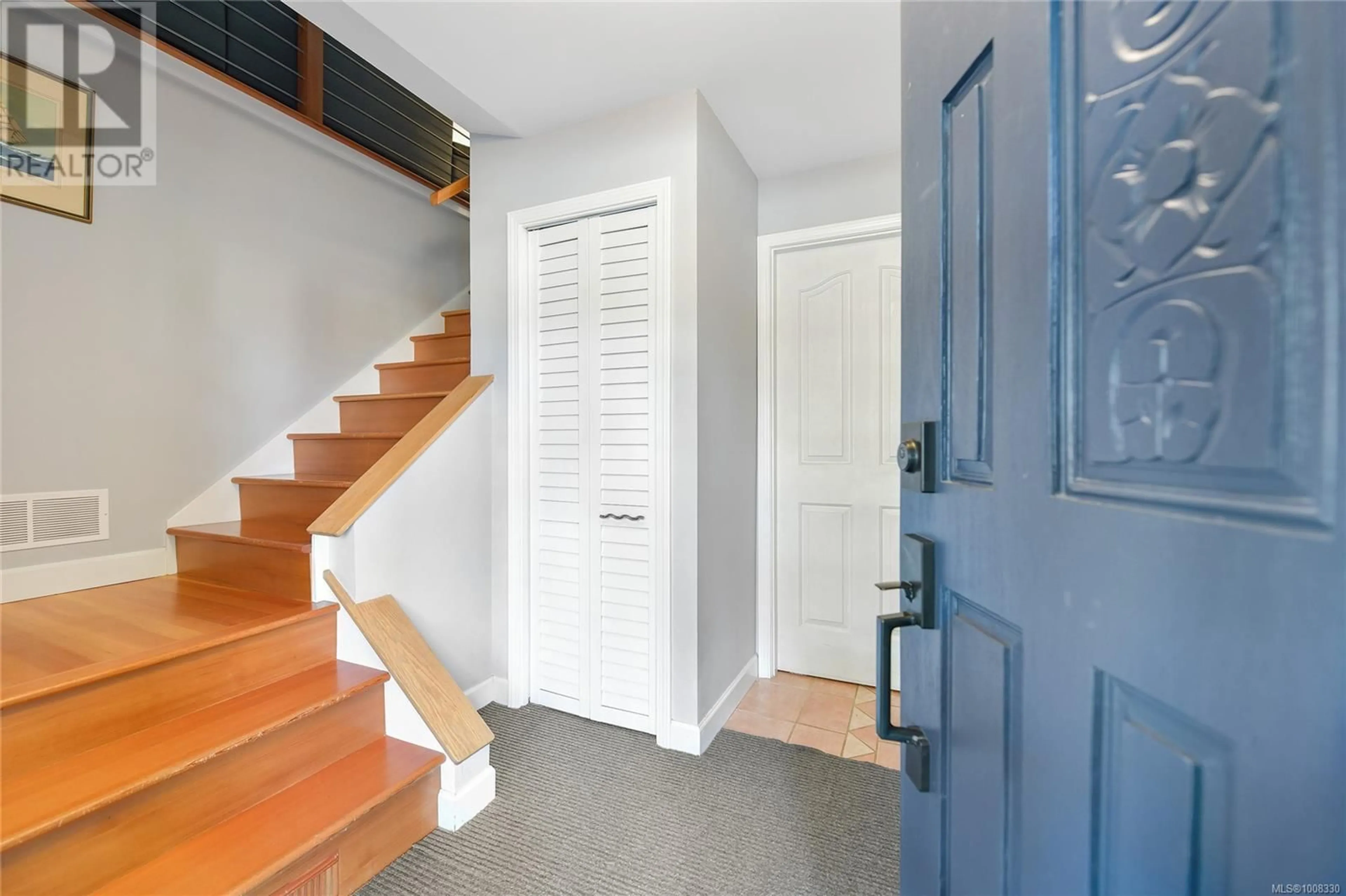 Indoor entryway for 2024 ARDWELL AVENUE, Sidney British Columbia V8L2L4