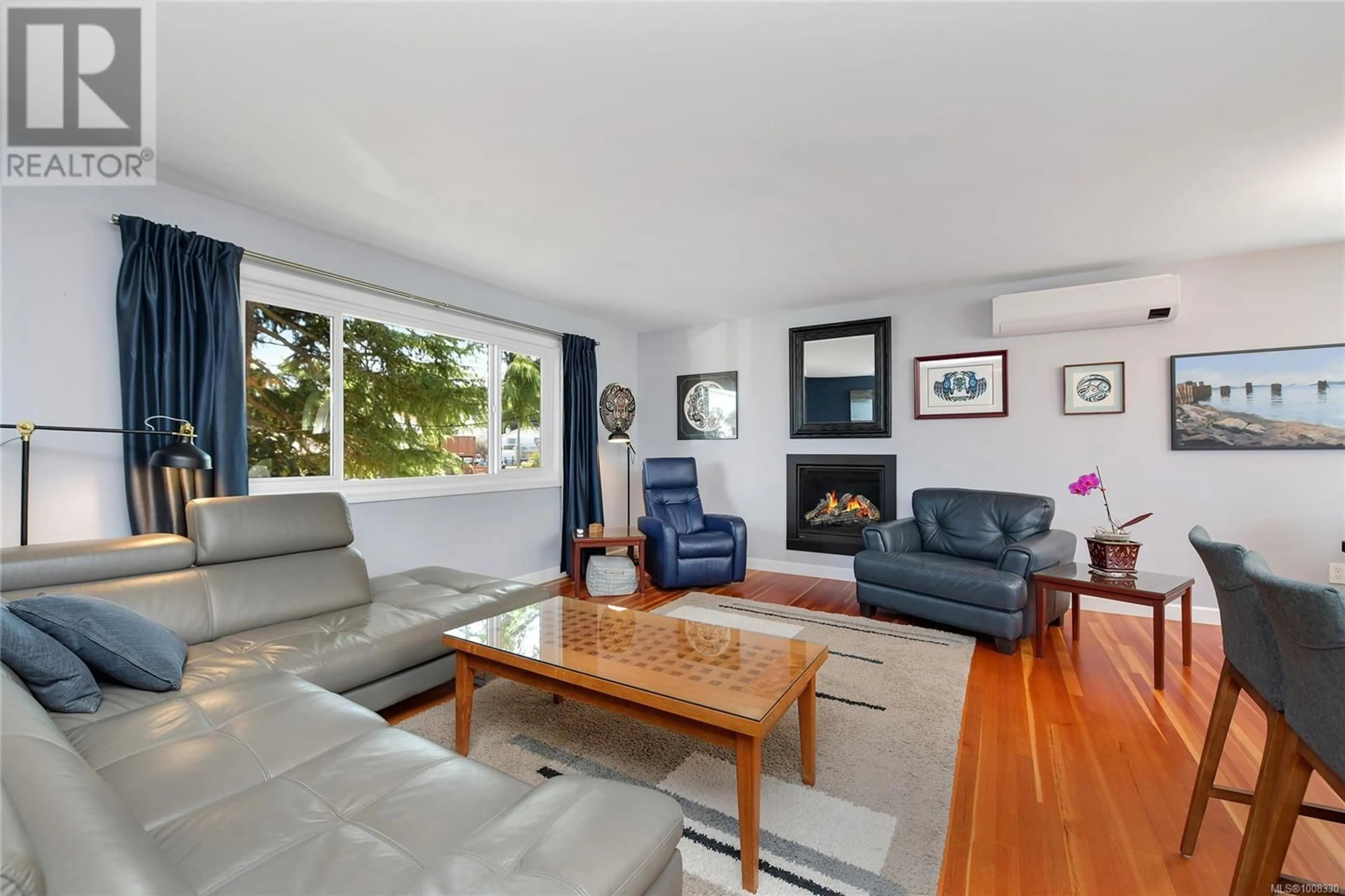 Living room with furniture, unknown for 2024 ARDWELL AVENUE, Sidney British Columbia V8L2L4