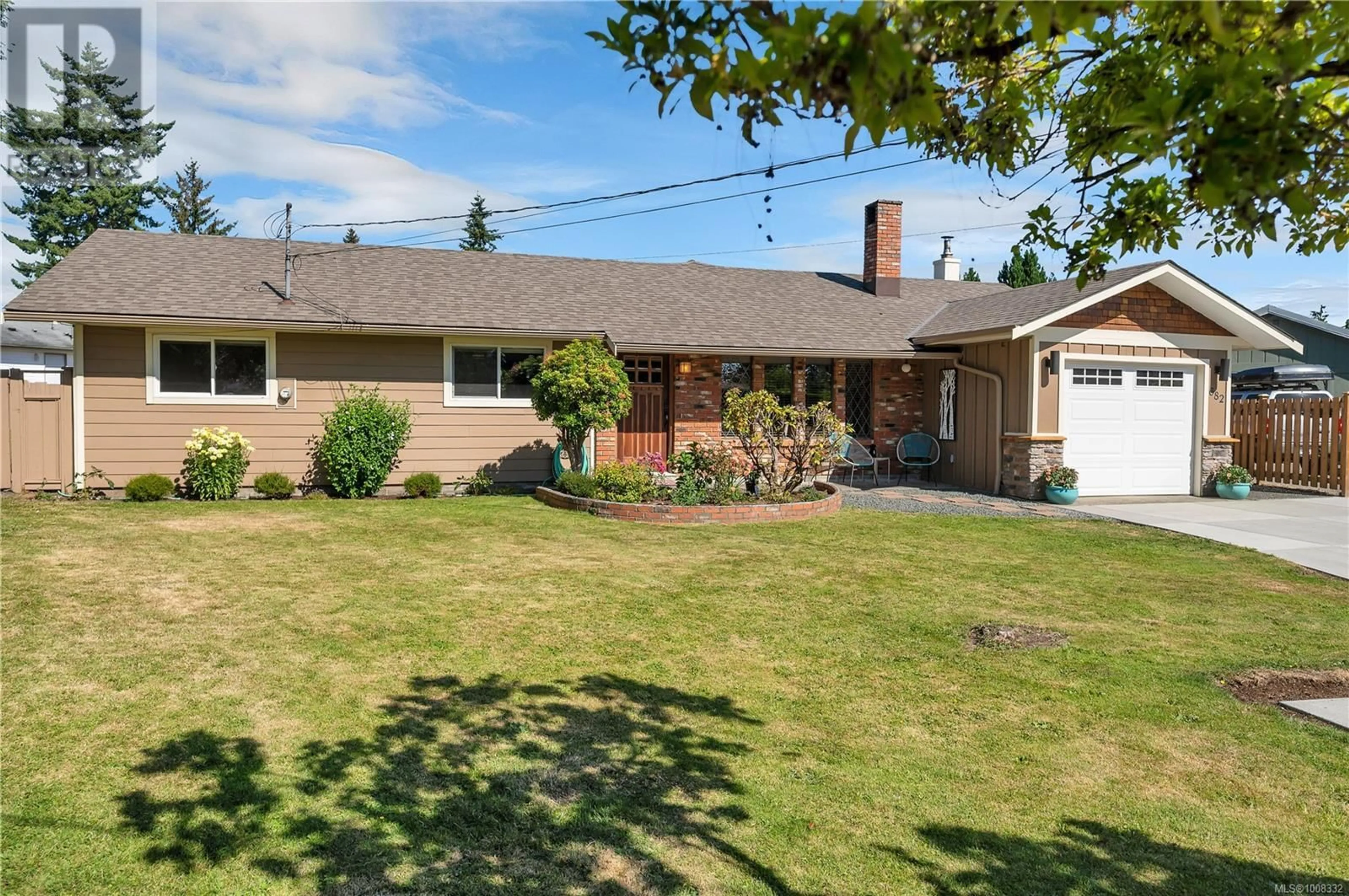 A pic from outside/outdoor area/front of a property/back of a property/a pic from drone, street for 682 HOLLAND PLACE, Campbell River British Columbia V9W5N8