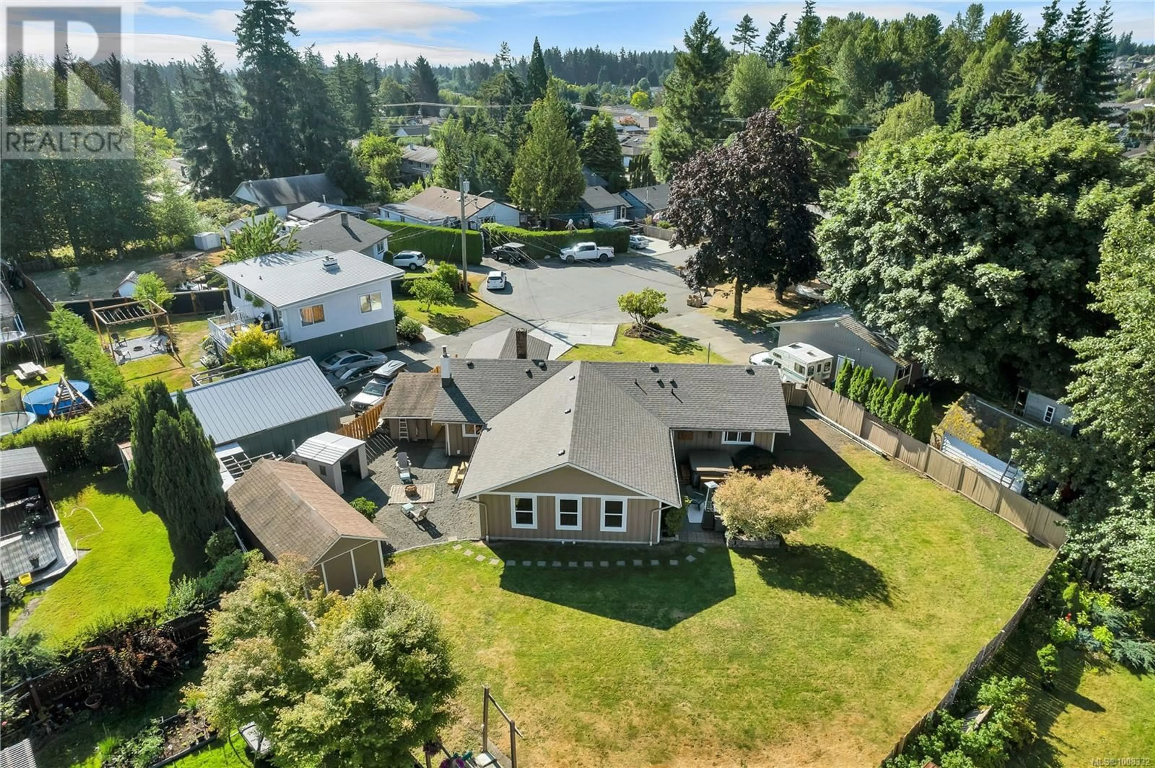 A pic from outside/outdoor area/front of a property/back of a property/a pic from drone, street for 682 HOLLAND PLACE, Campbell River British Columbia V9W5N8