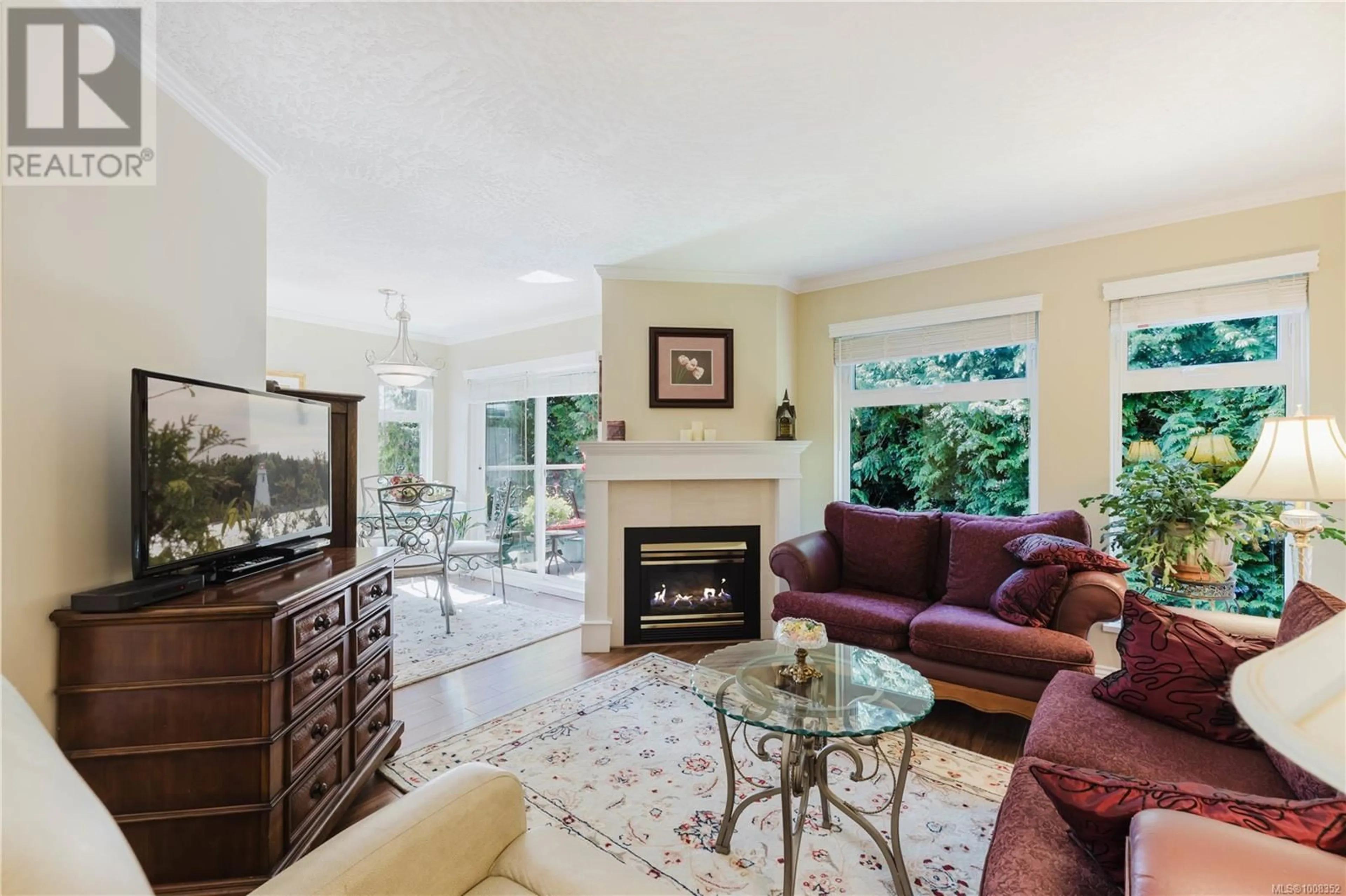 Living room with furniture, ceramic/tile floor for 204 - 835 SELKIRK AVENUE, Esquimalt British Columbia V9A2T7