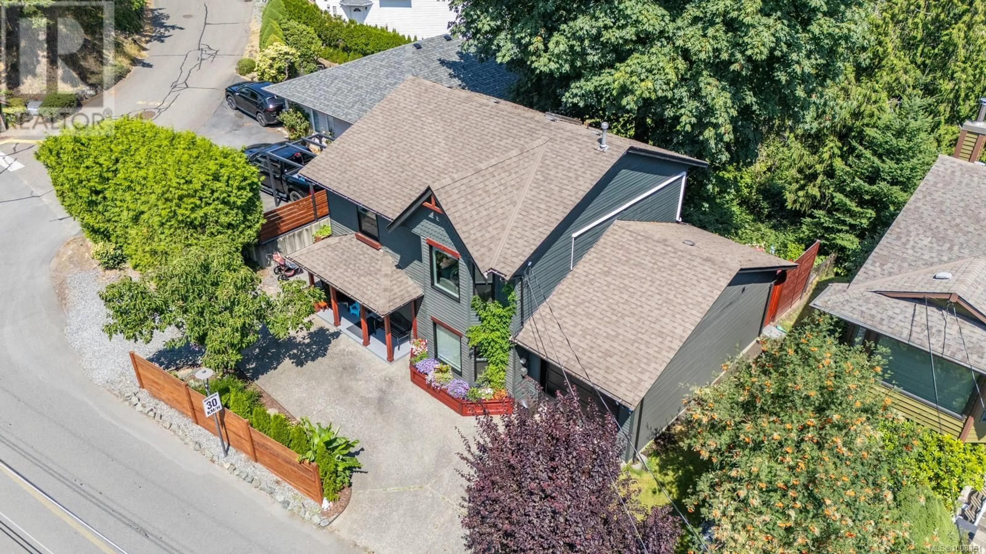 A pic from outside/outdoor area/front of a property/back of a property/a pic from drone, street for 191 SUMMIT DRIVE, Nanaimo British Columbia V9T4X7