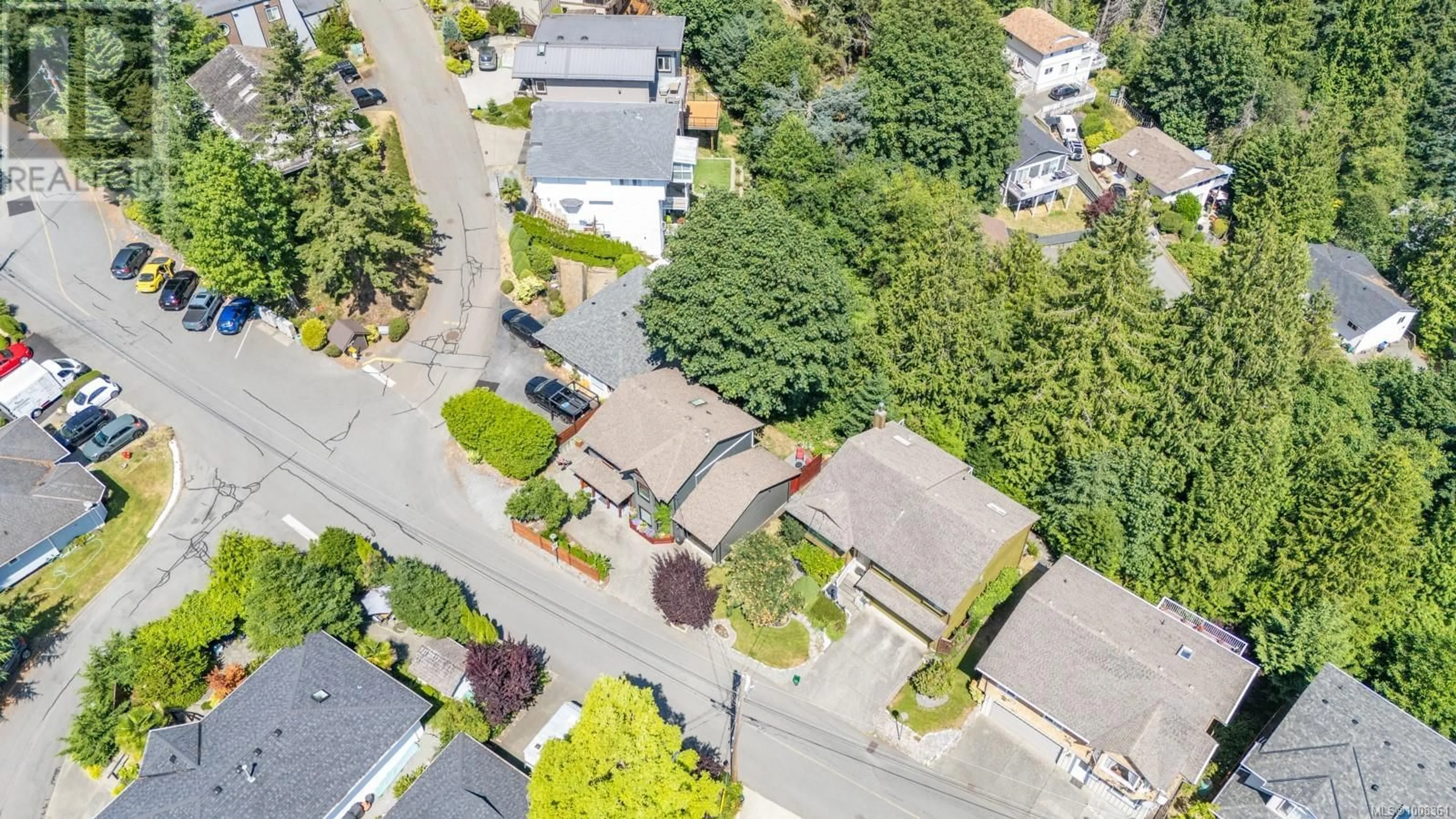 A pic from outside/outdoor area/front of a property/back of a property/a pic from drone, street for 191 SUMMIT DRIVE, Nanaimo British Columbia V9T4X7