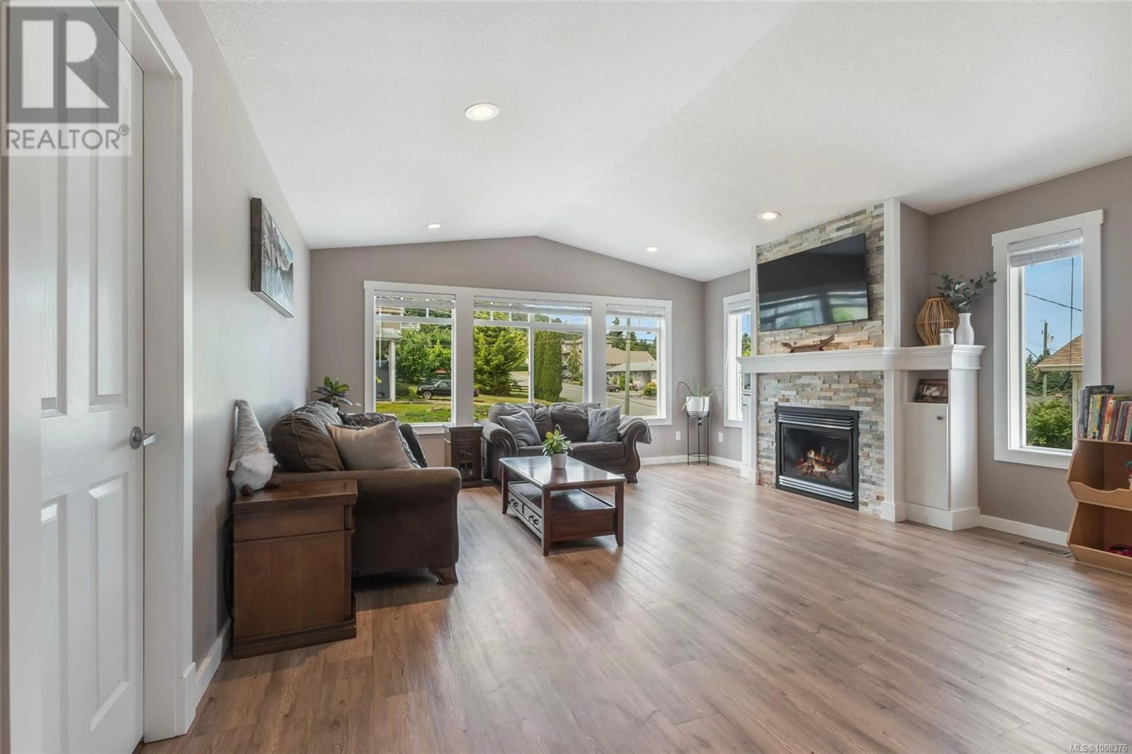 Living room with furniture, unknown for 605 CRAIG ROAD, Ladysmith British Columbia V9G1W1
