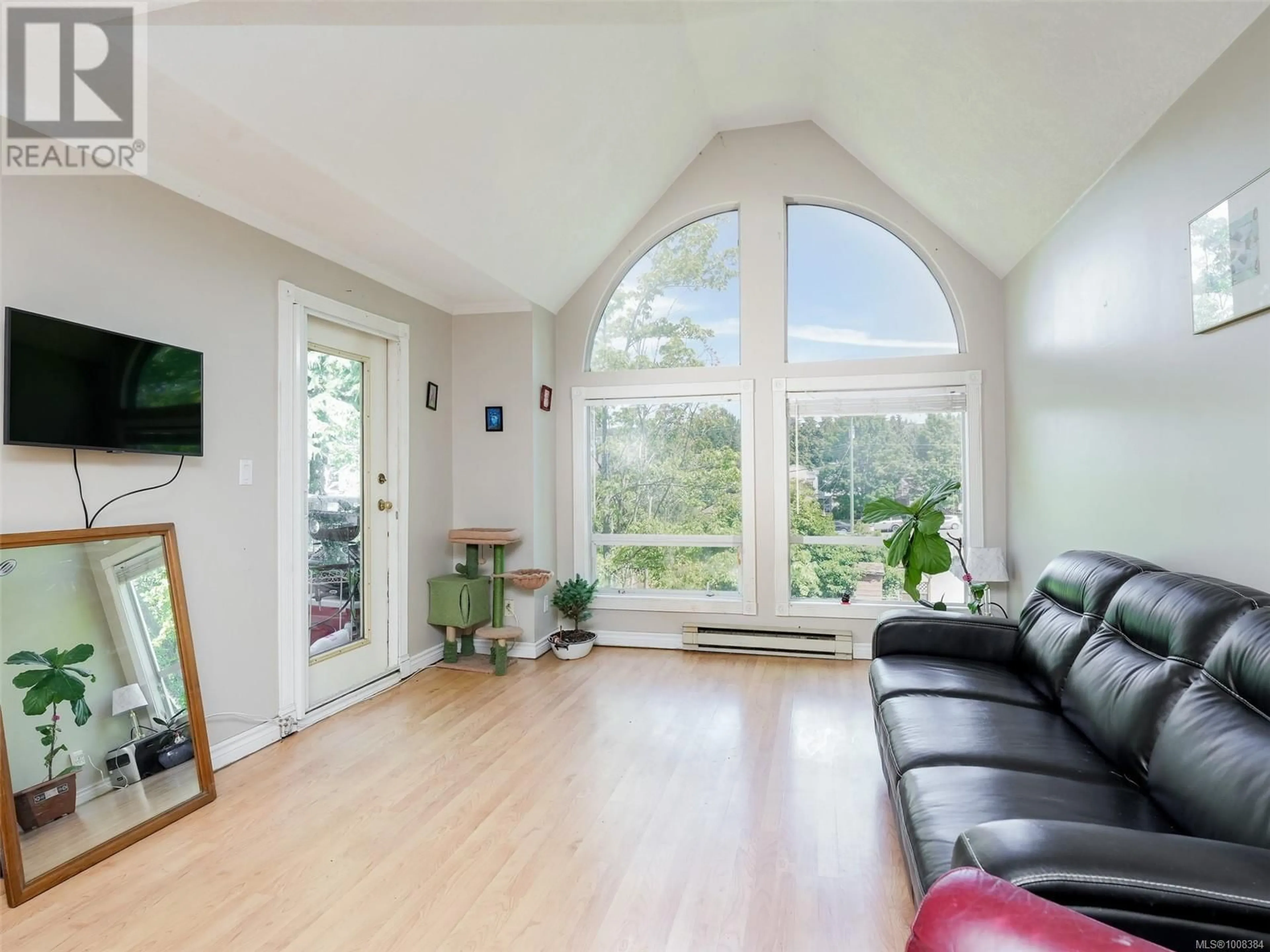 Living room with furniture, unknown for 302 - 3263 ALDER STREET, Saanich British Columbia V8X1P3