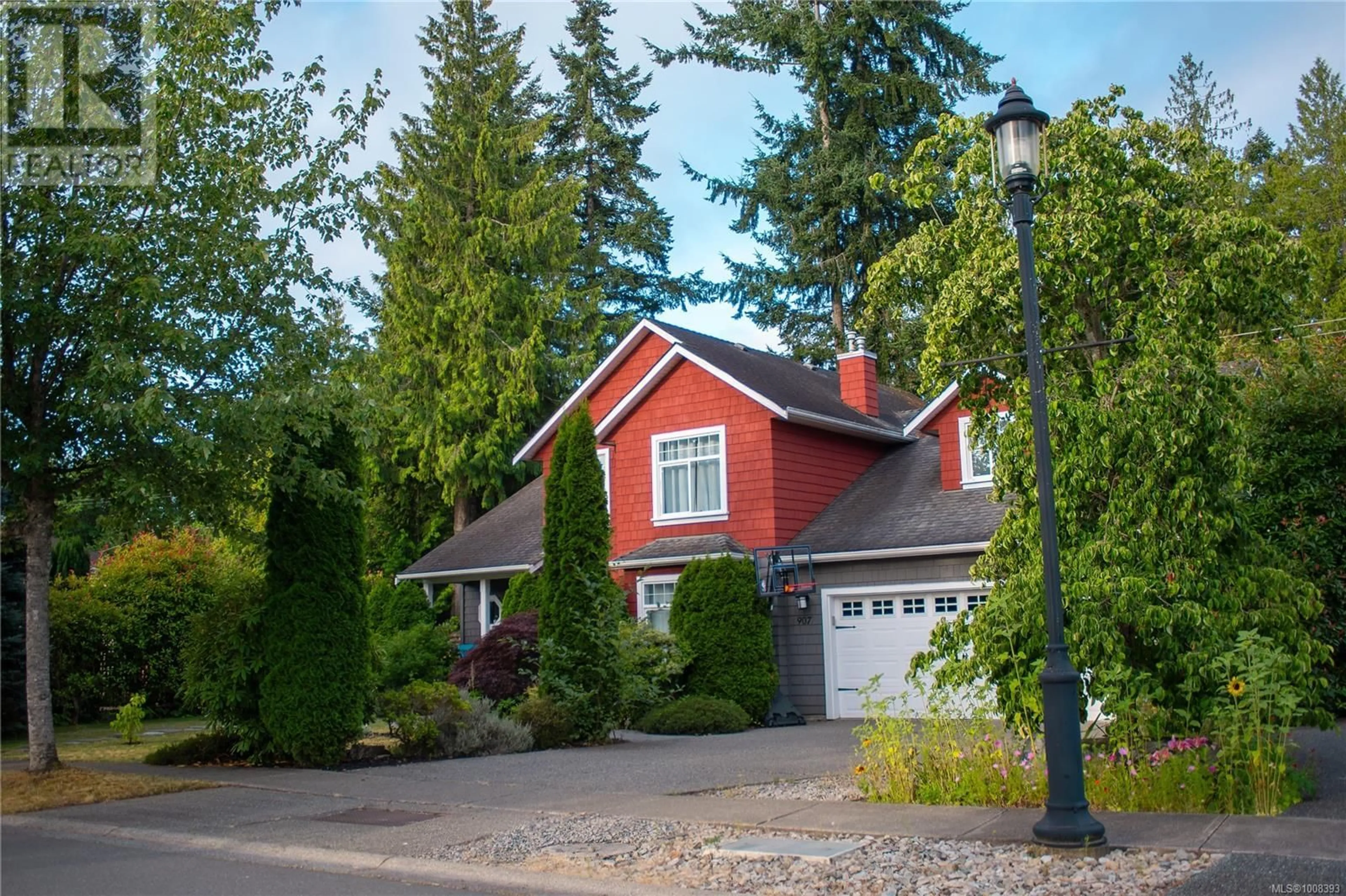 Home with vinyl exterior material, street for 907 SAVARY DRIVE, Qualicum Beach British Columbia V9K1R7