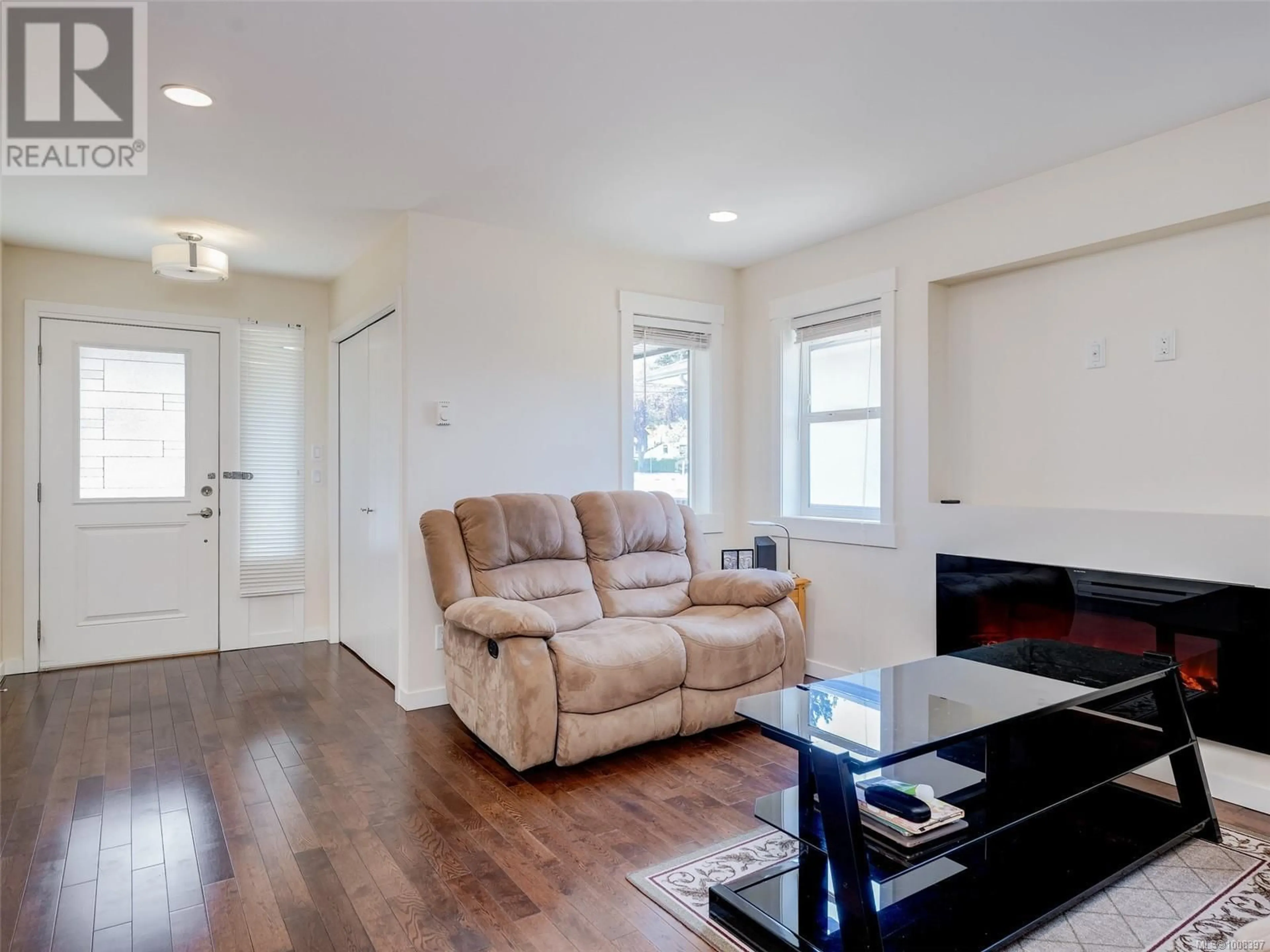 Living room with furniture, wood/laminate floor for 1026 TILLICUM ROAD, Esquimalt British Columbia V9A2A1