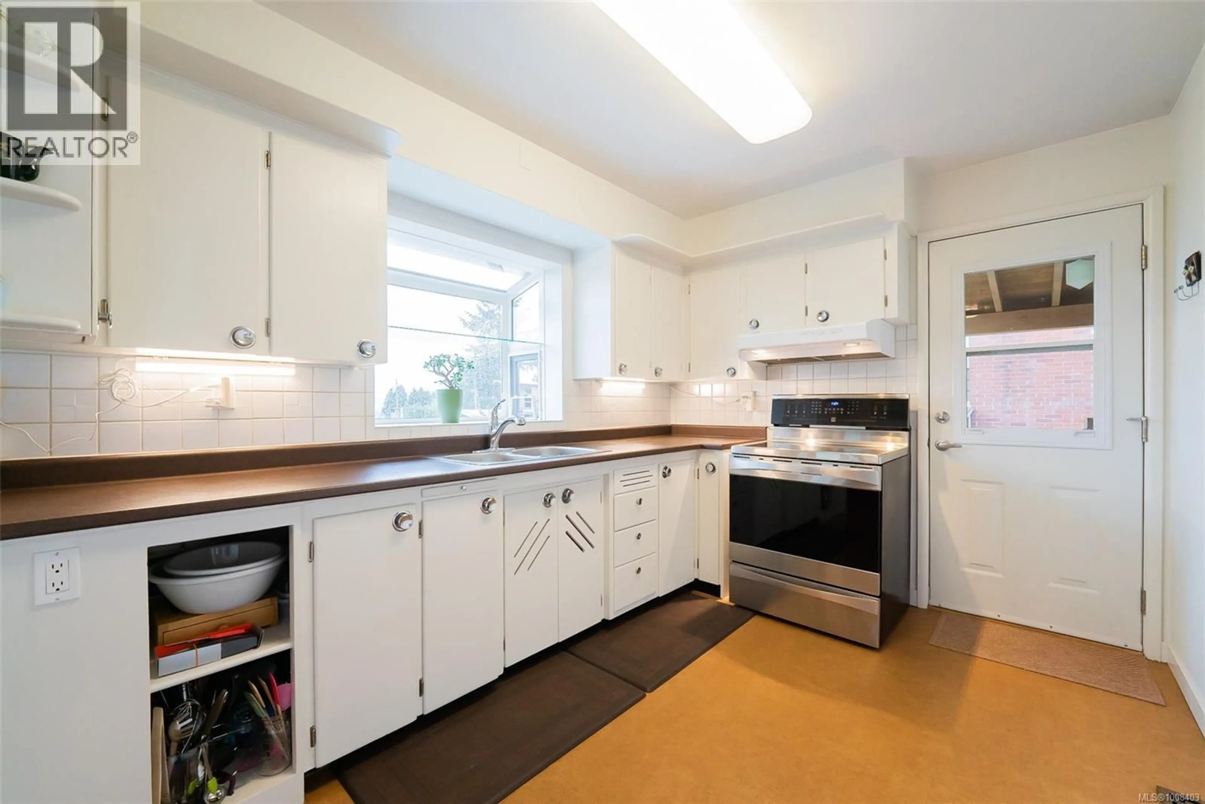 Standard kitchen, unknown for 2710 GLENAYR DRIVE, Nanaimo British Columbia V9S3S4