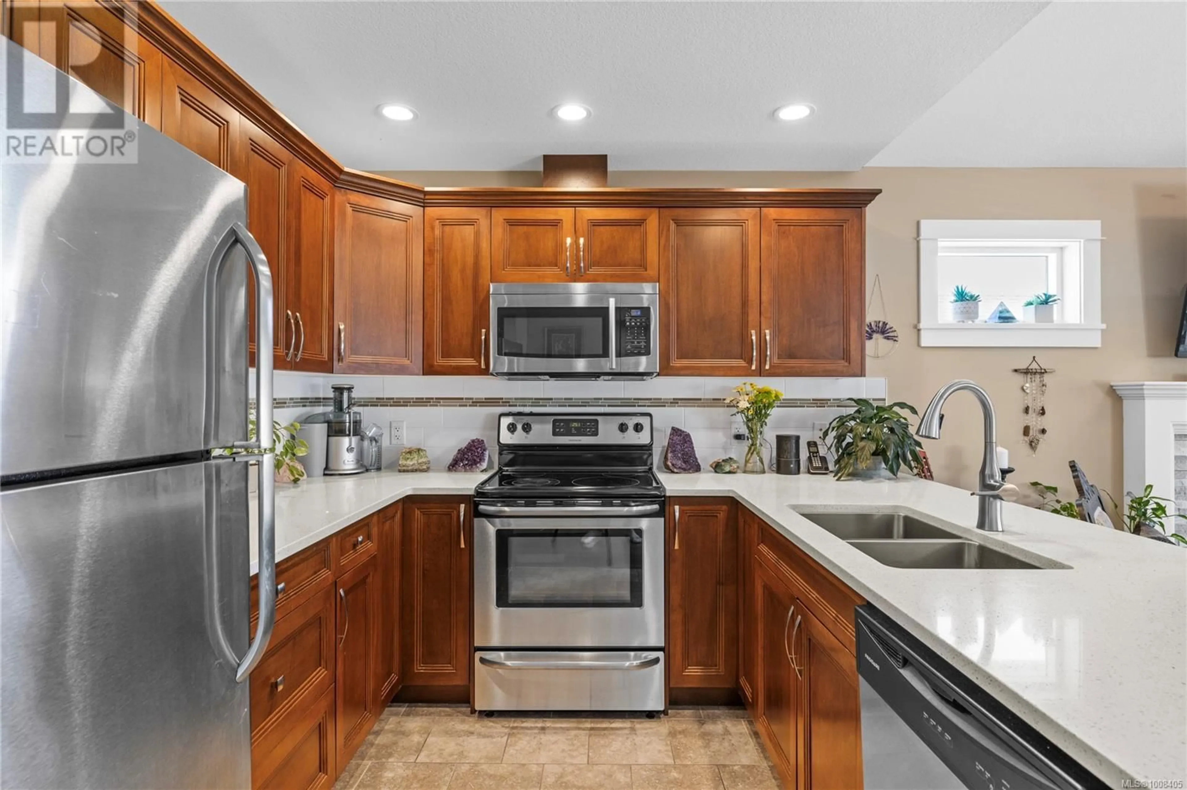 Open concept kitchen, ceramic/tile floor for 2 - 6189 NITINAT WAY, Nanaimo British Columbia V9V0A9