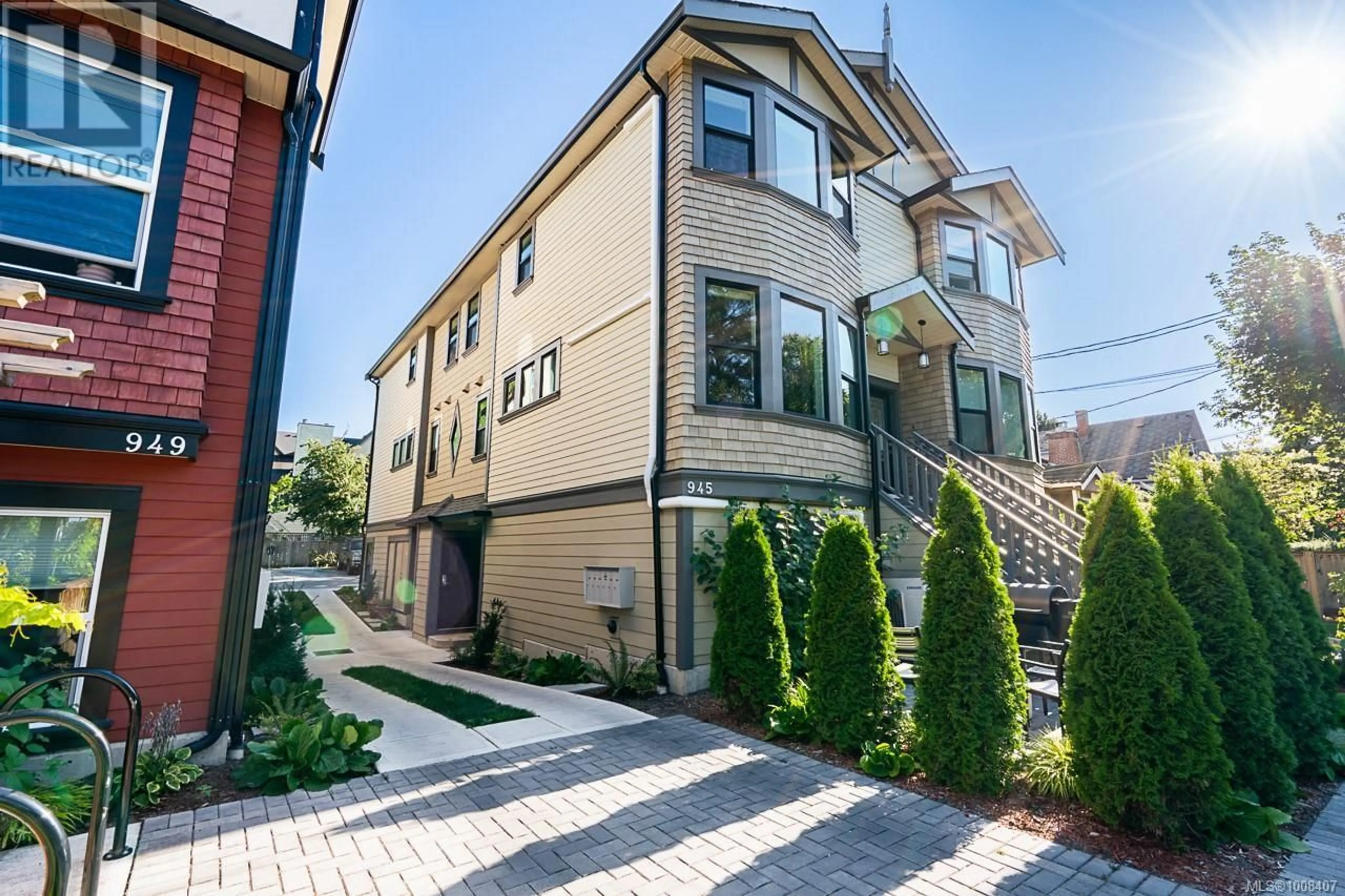Home with brick exterior material, street for 1 - 945 PEMBROKE STREET, Victoria British Columbia V8T1J1