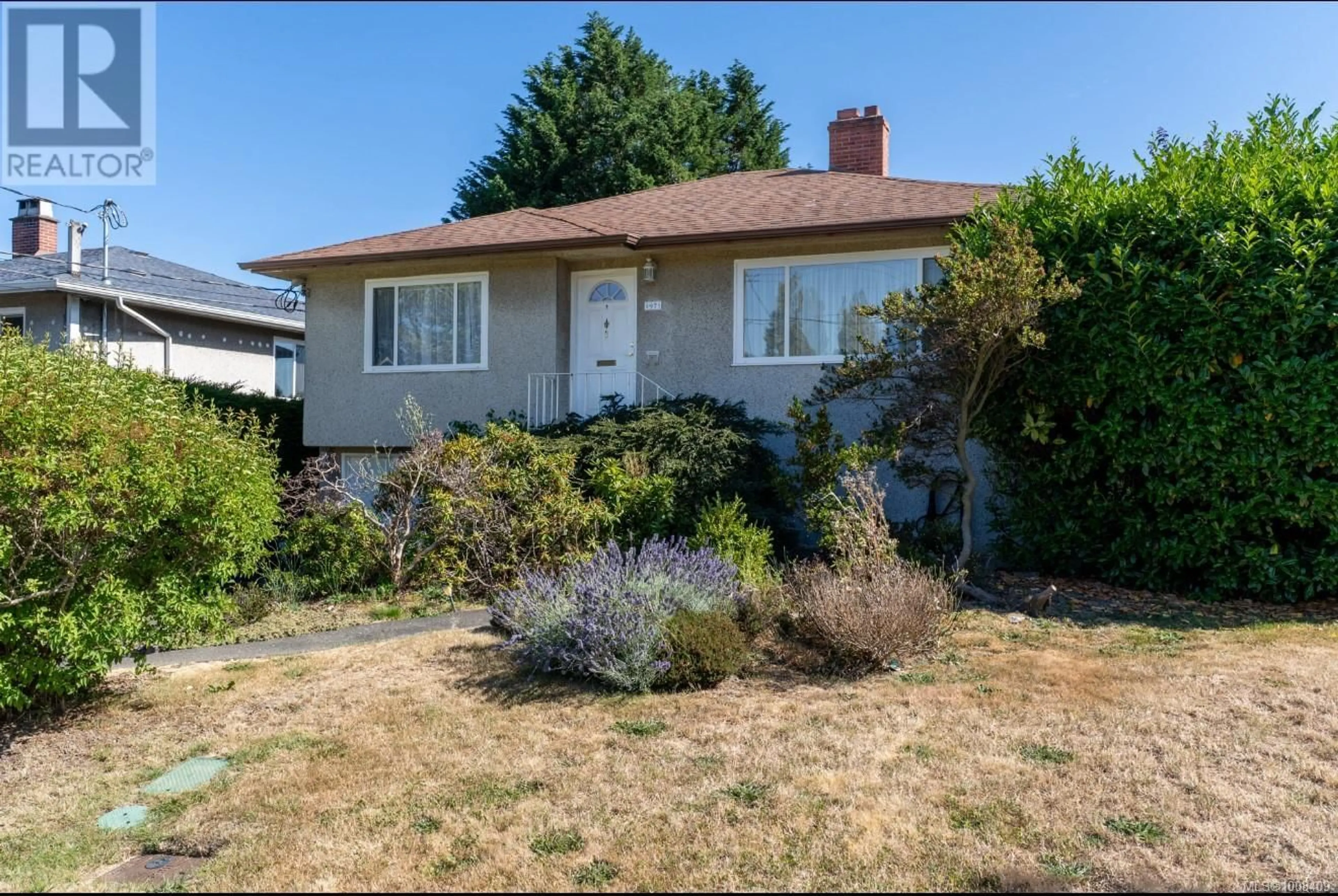 Home with vinyl exterior material, street for 1971 CARNARVON STREET, Saanich British Columbia V8R2T9