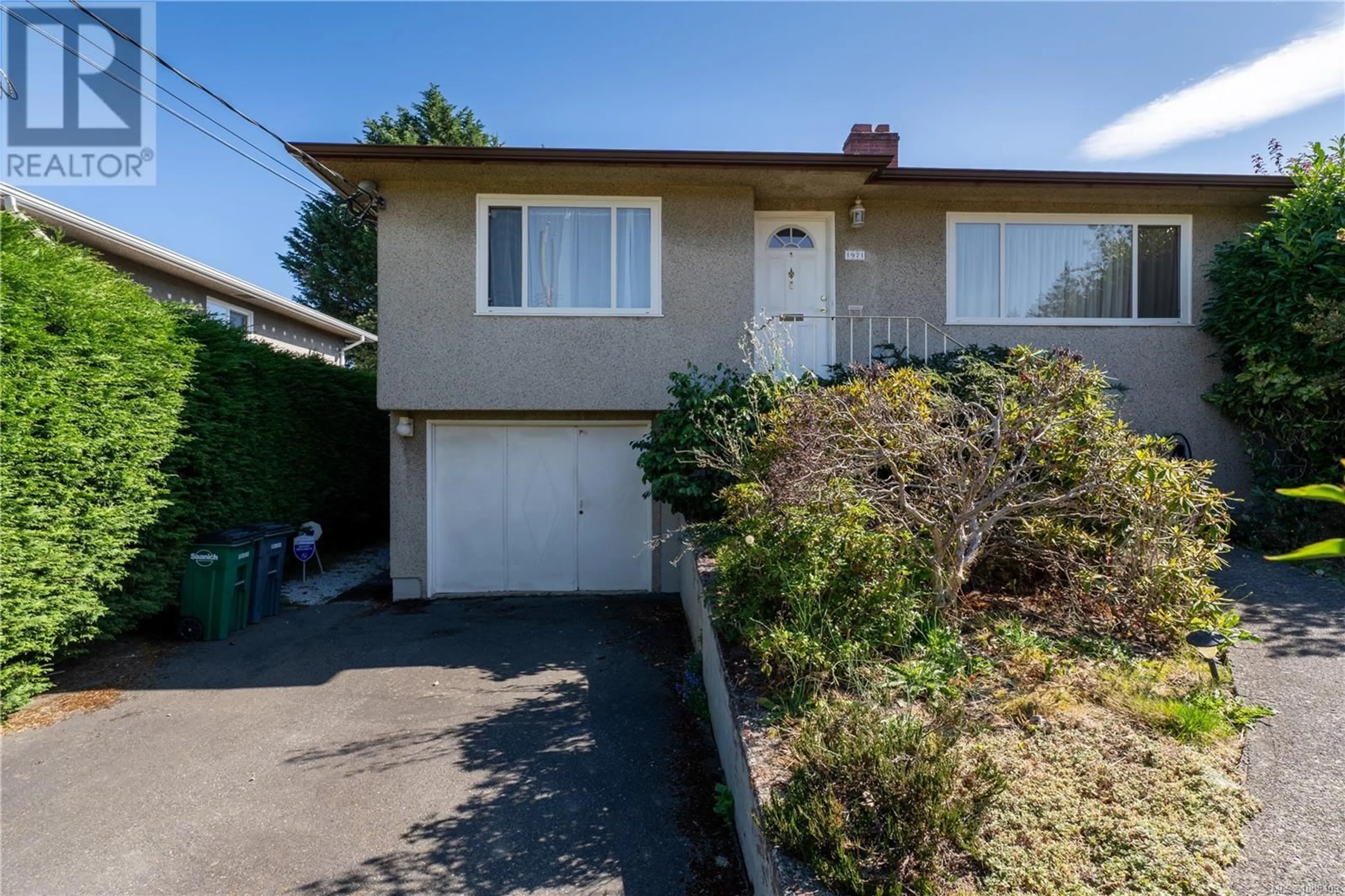 Home with vinyl exterior material, street for 1971 CARNARVON STREET, Saanich British Columbia V8R2T9