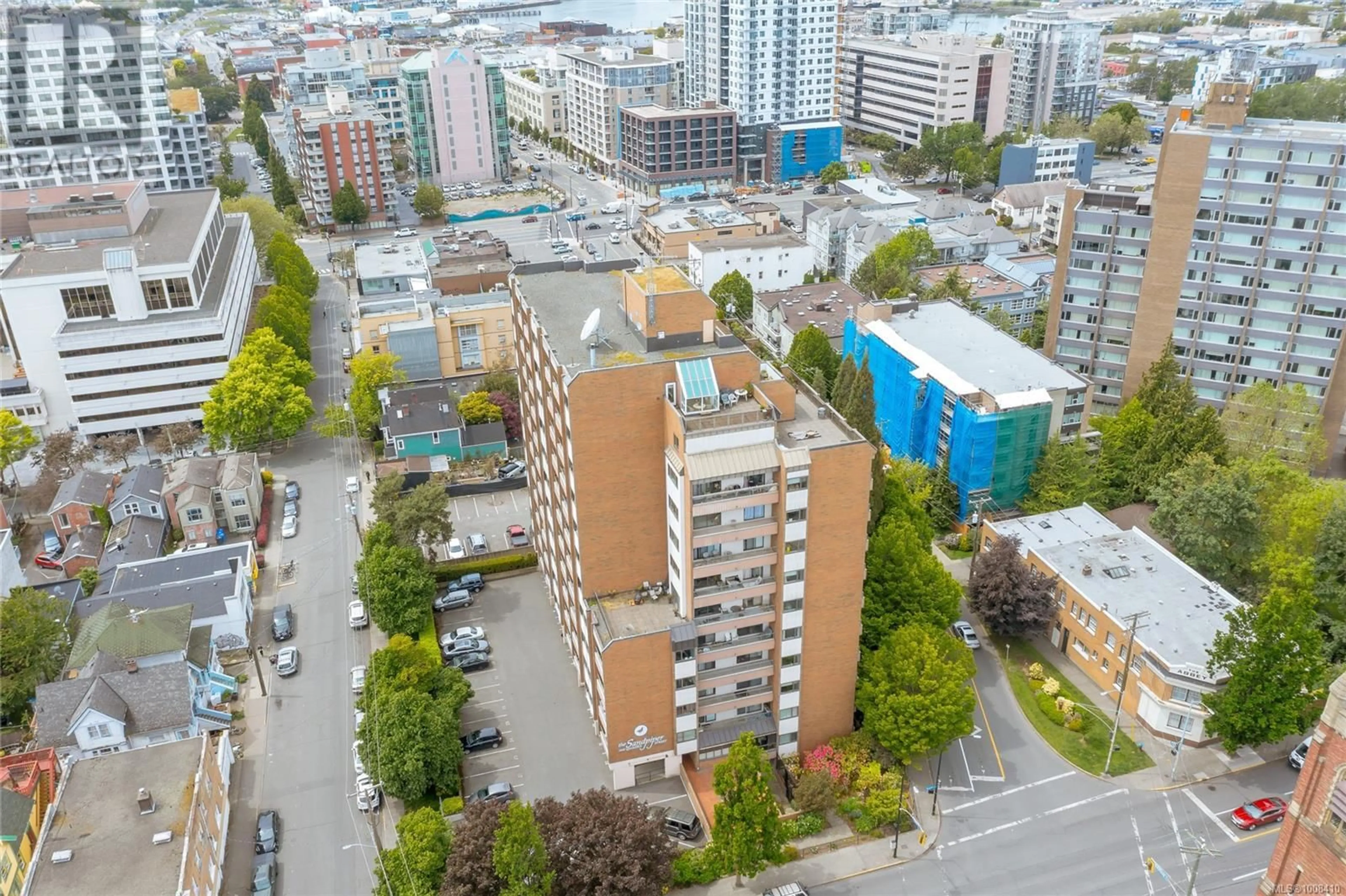 A pic from outside/outdoor area/front of a property/back of a property/a pic from drone, city buildings view from balcony for 809 - 1630 QUADRA STREET, Victoria British Columbia V8W3J5