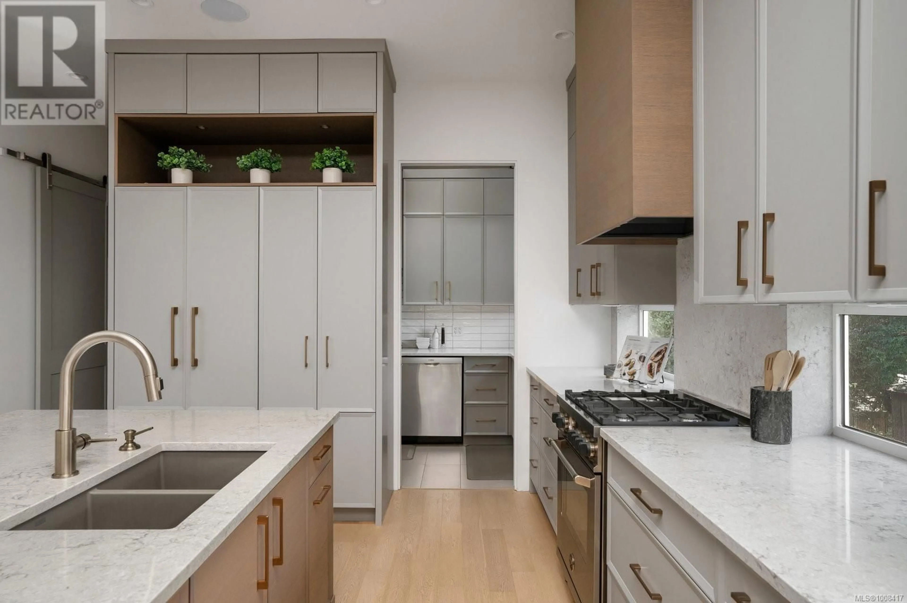 Contemporary kitchen, unknown for 2639 VICTOR STREET, Victoria British Columbia V8R4E3