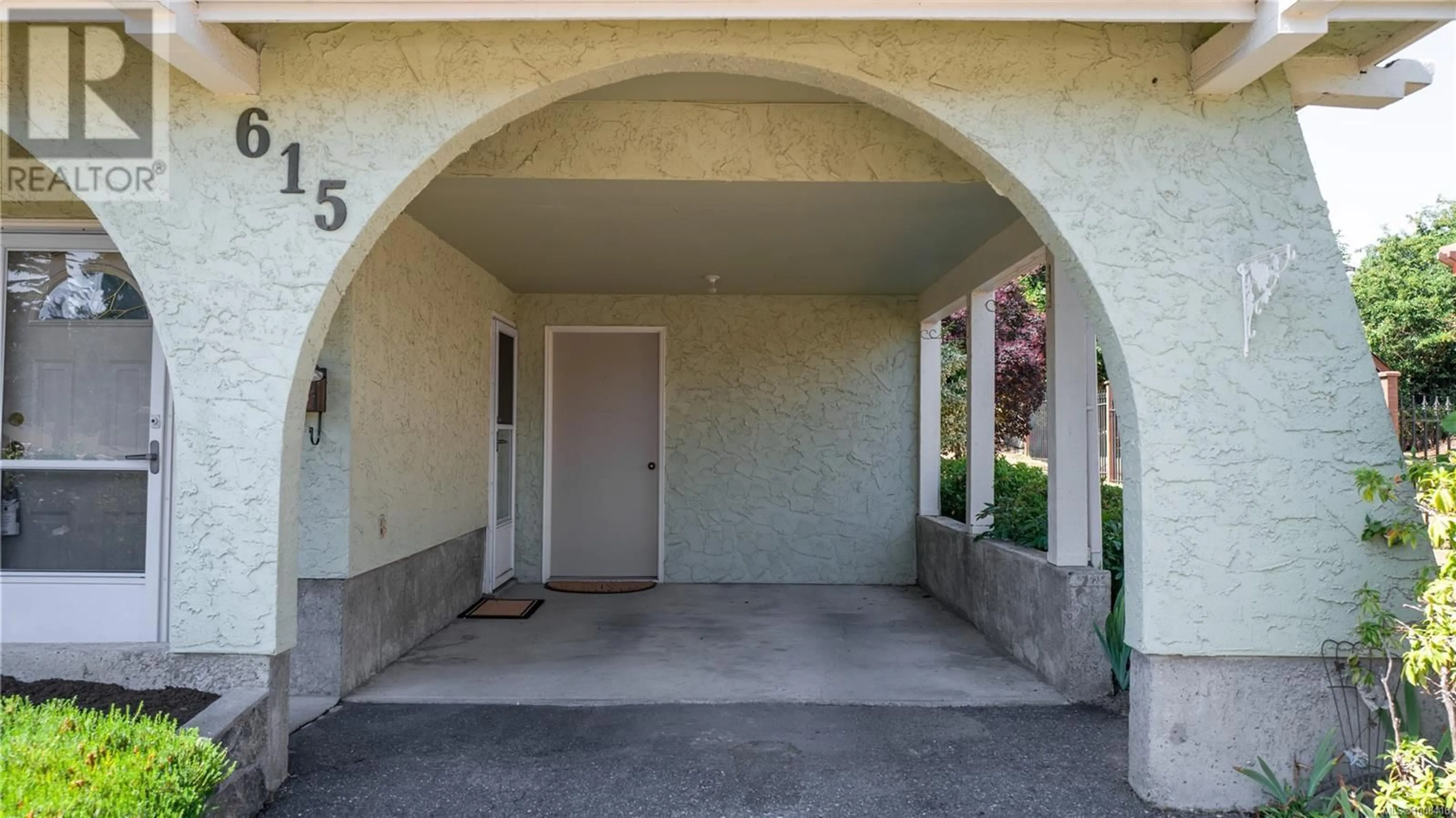 Indoor entryway for 615 VANALMAN AVENUE, Saanich British Columbia V8Z3A8