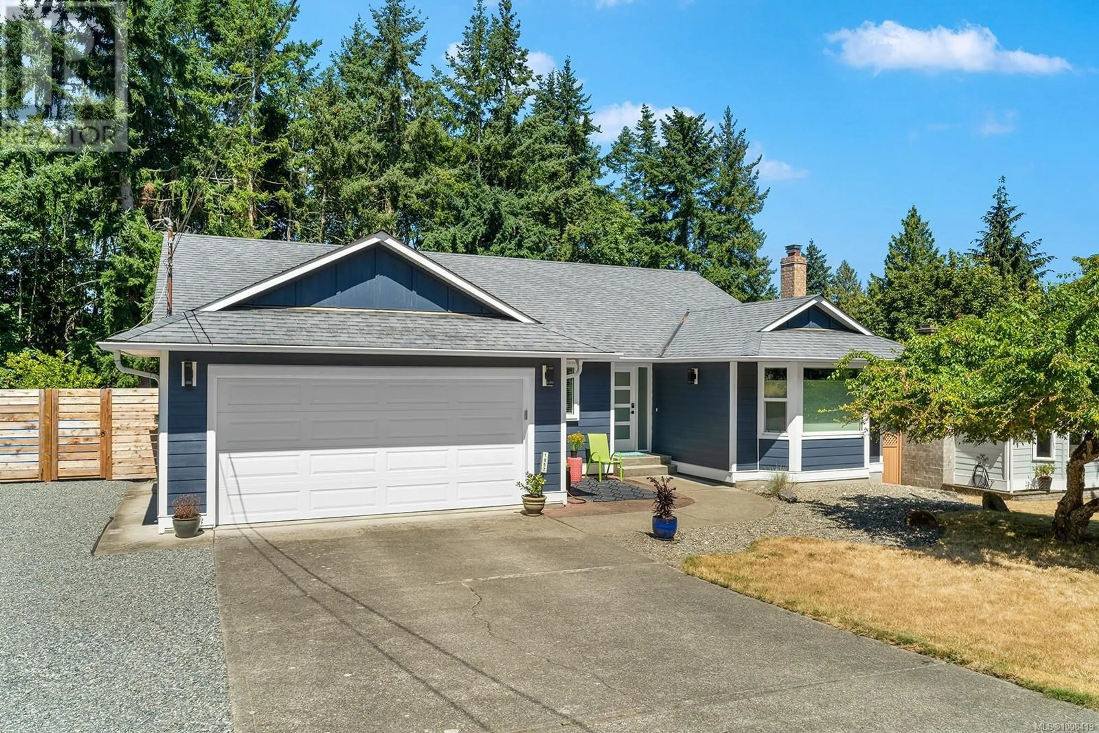 Home with vinyl exterior material, street for 1057 CENTRE CRESCENT, Qualicum Beach British Columbia V9K2G6