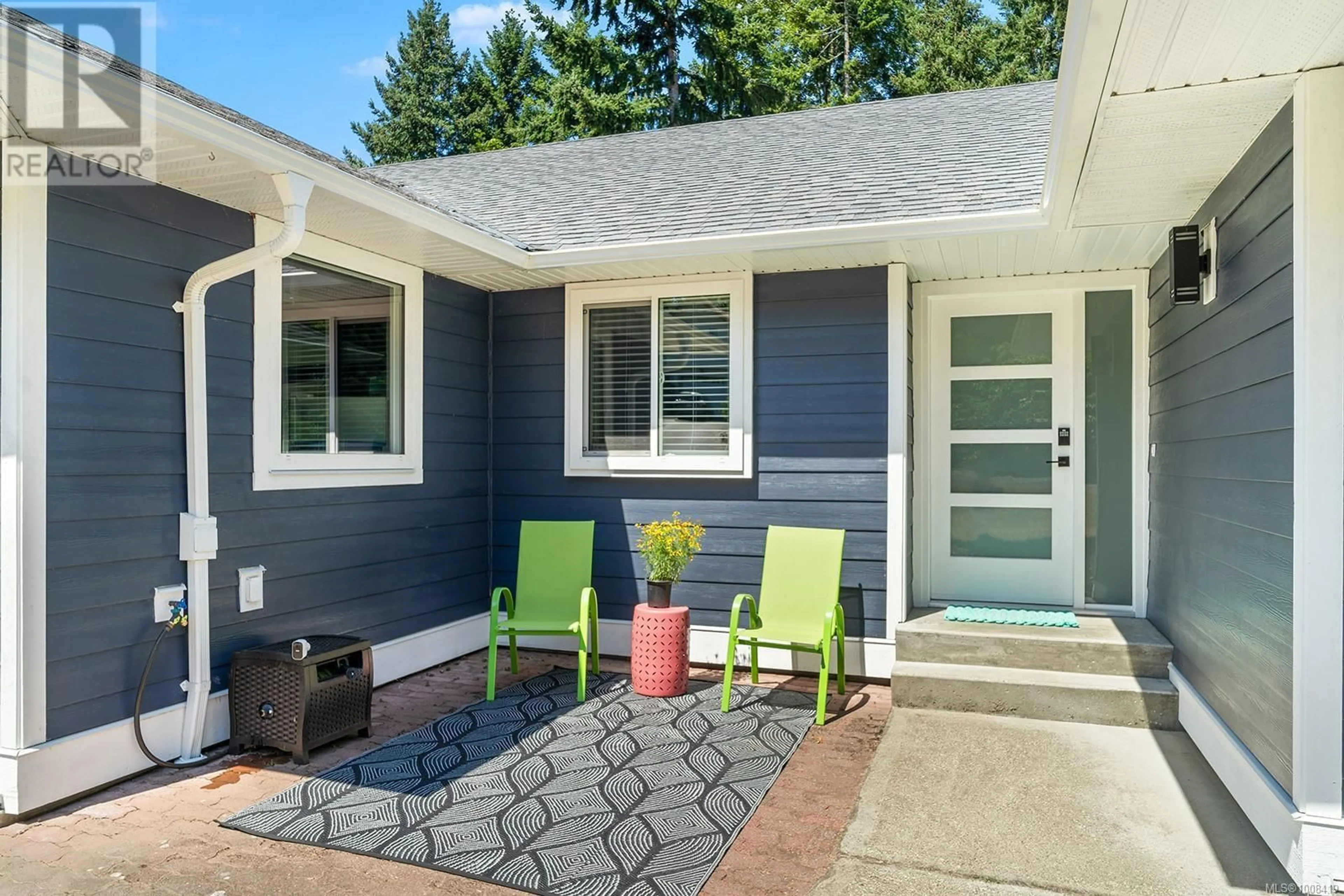 Home with vinyl exterior material, street for 1057 CENTRE CRESCENT, Qualicum Beach British Columbia V9K2G6