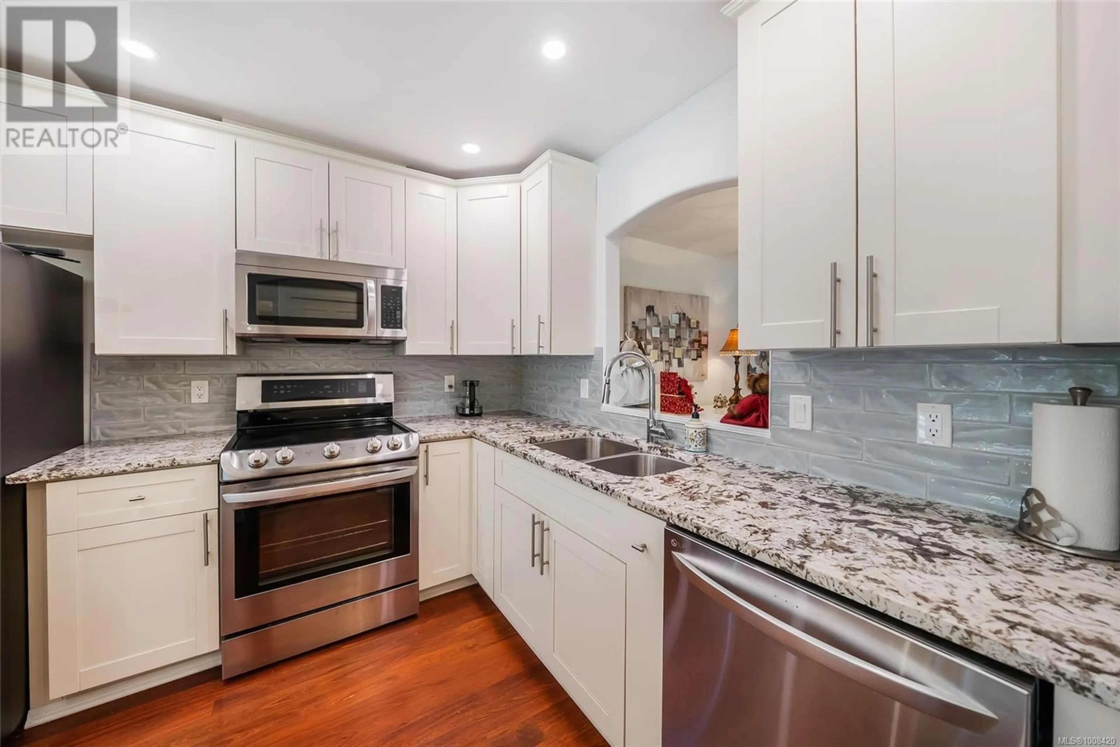 Open concept kitchen, ceramic/tile floor for 17 - 310 PYM STREET NORTH, Parksville British Columbia V9P2P4
