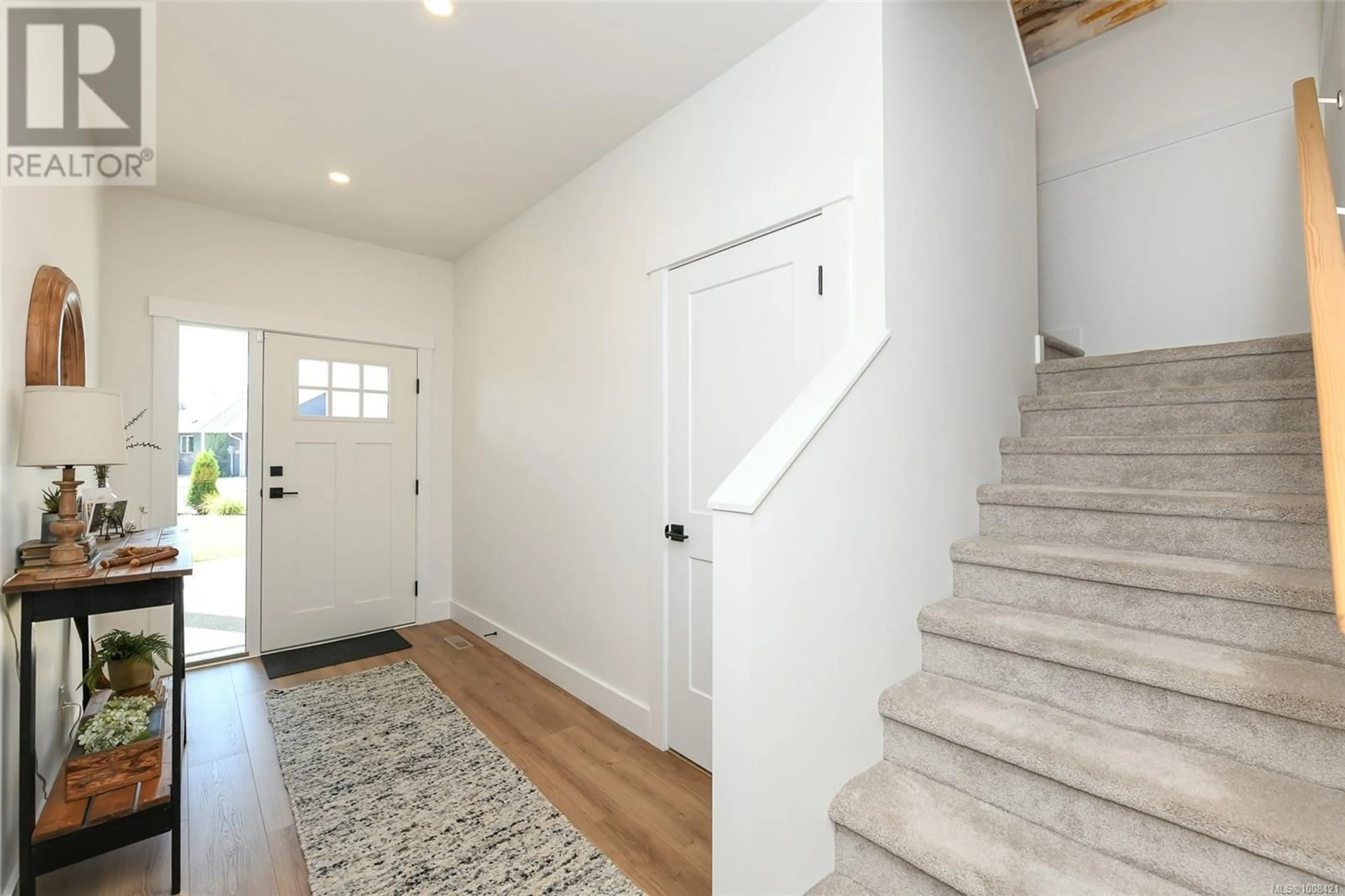 Indoor entryway for 2724 MAPLE STREET, Cumberland British Columbia V0R1S0