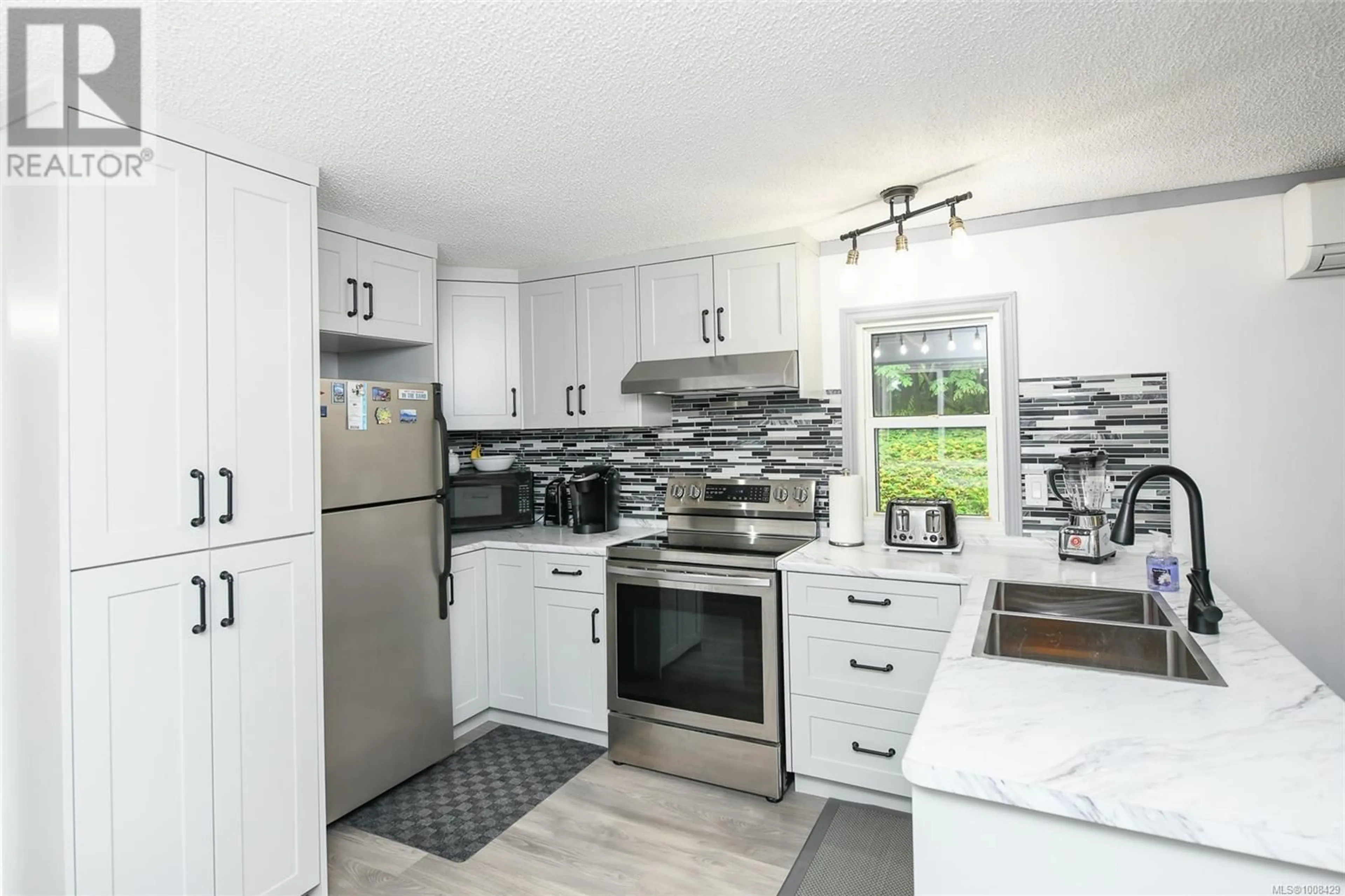 Open concept kitchen, ceramic/tile floor for 3701 ISLAND HIGHWAY SOUTH, Courtenay British Columbia V9N9T4