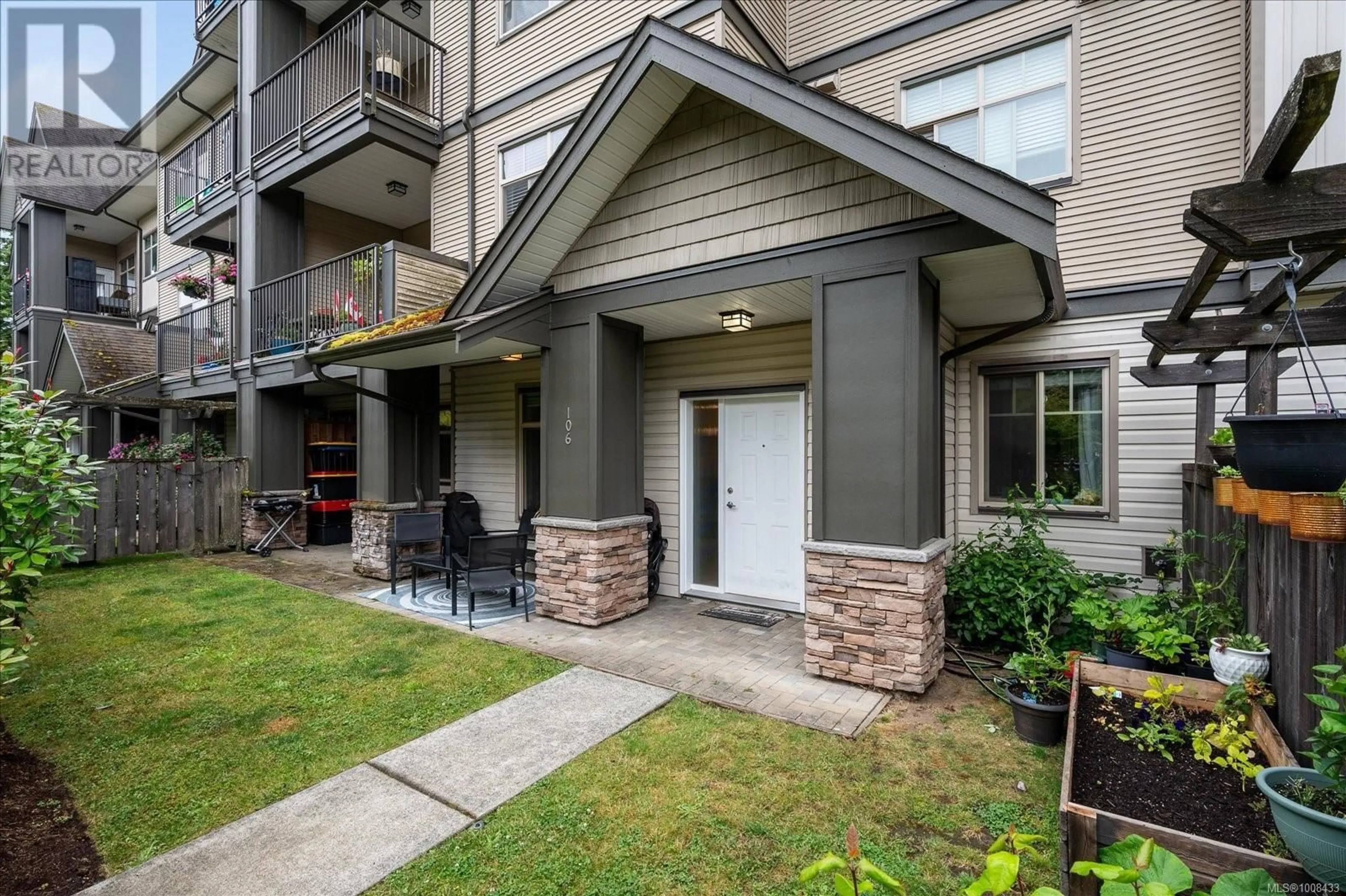 Patio, street for 106 - 2117 MEREDITH ROAD, Nanaimo British Columbia V9S2N2