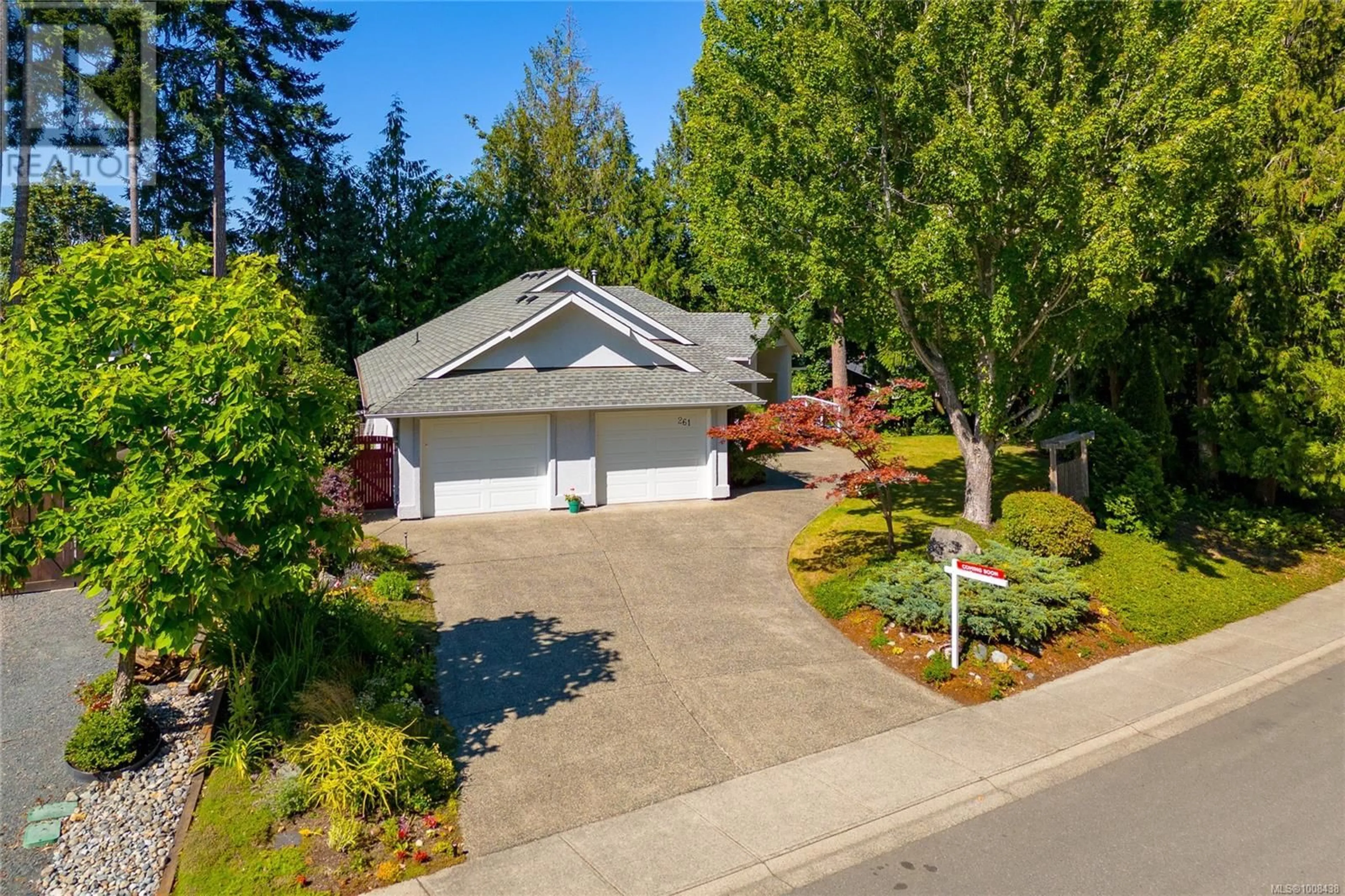 A pic from outside/outdoor area/front of a property/back of a property/a pic from drone, street for 261 HAMILTON AVENUE, Parksville British Columbia V9P2V8