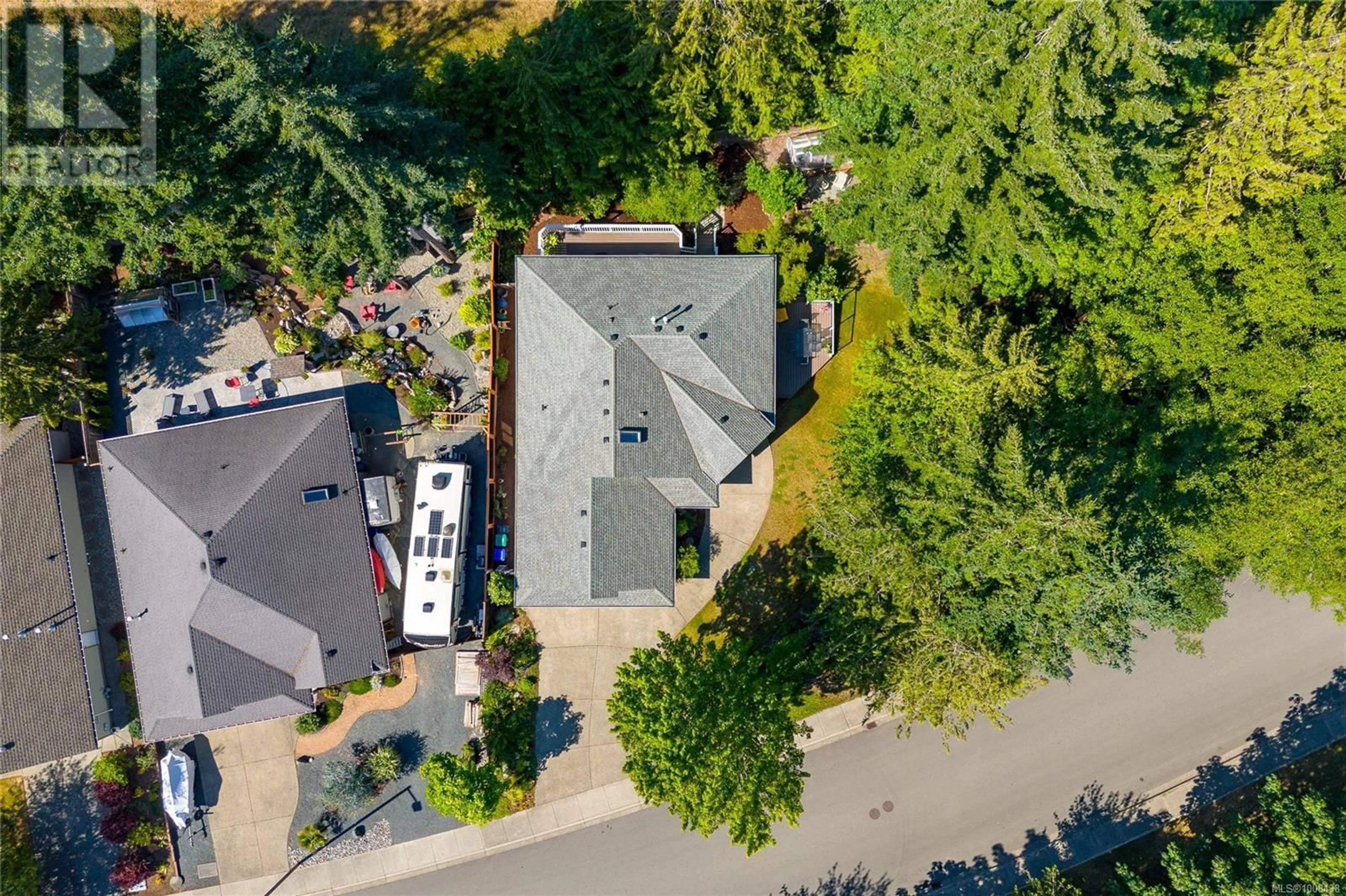A pic from outside/outdoor area/front of a property/back of a property/a pic from drone, street for 261 HAMILTON AVENUE, Parksville British Columbia V9P2V8